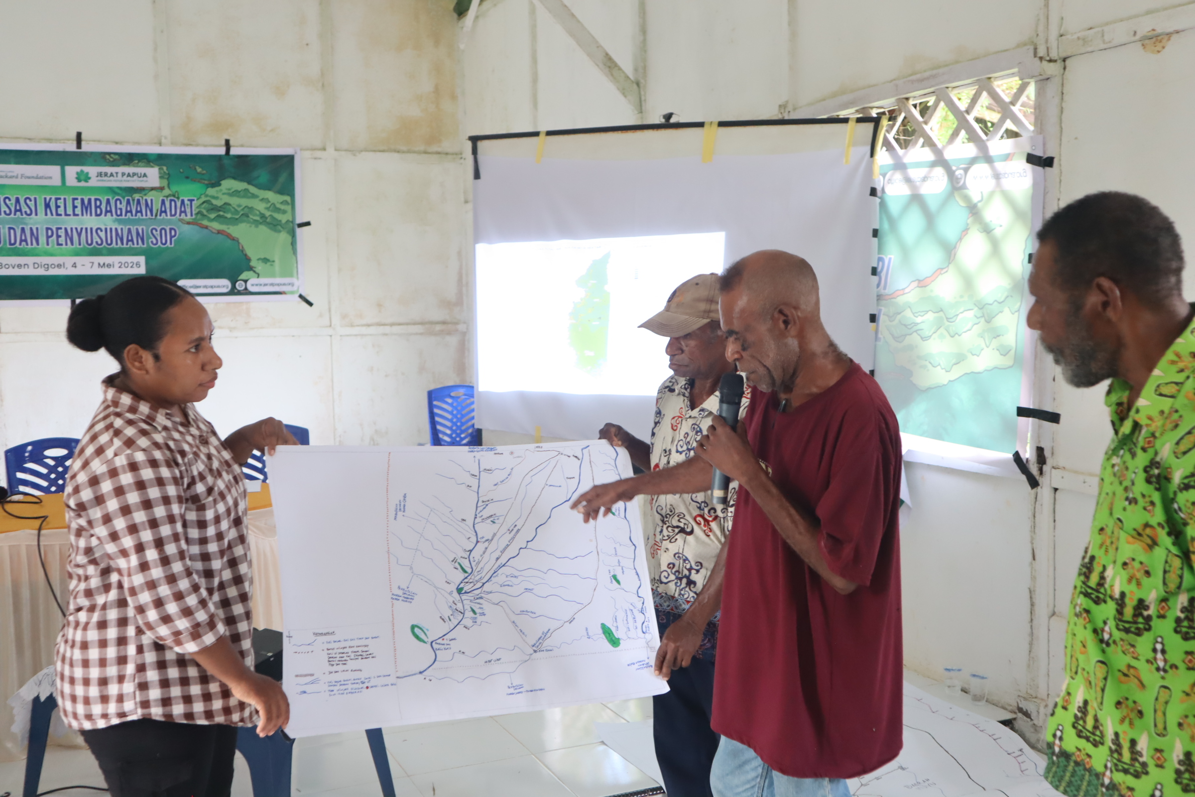 Klen yang hadir mempresentasikan hasil peta sketsa wilayah adat masing-masing dan mendapatkan tanggapan dari setiap klen terkait batas wilayah antar klen Muyu Kati. Proses ini menjadi bagian penting dalam membangun kesepakatan bersama mengenai batas wilayah adat serta penyempurnaan data sosial dan sejarah adat setiap klen.