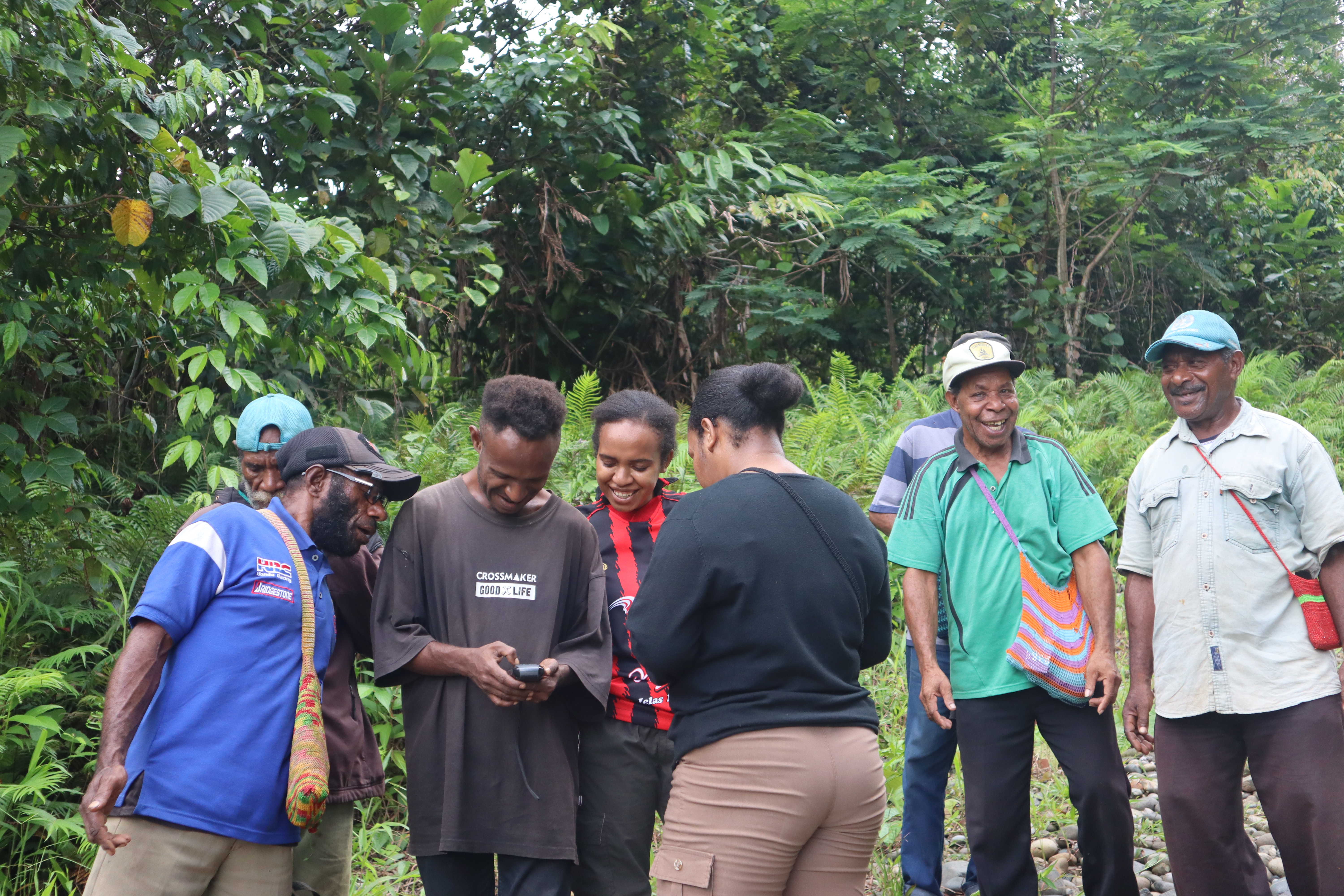 Tim melakukan kunjungan lapangan ke wilayah adat bagian Utara di Waropko bersama klen Are-Kasaut dan ke wilayah Selatan bersama klen Kamindip untuk melakukan pengukuran titik koordinat batas luar wilayah adat Muyu Kati.