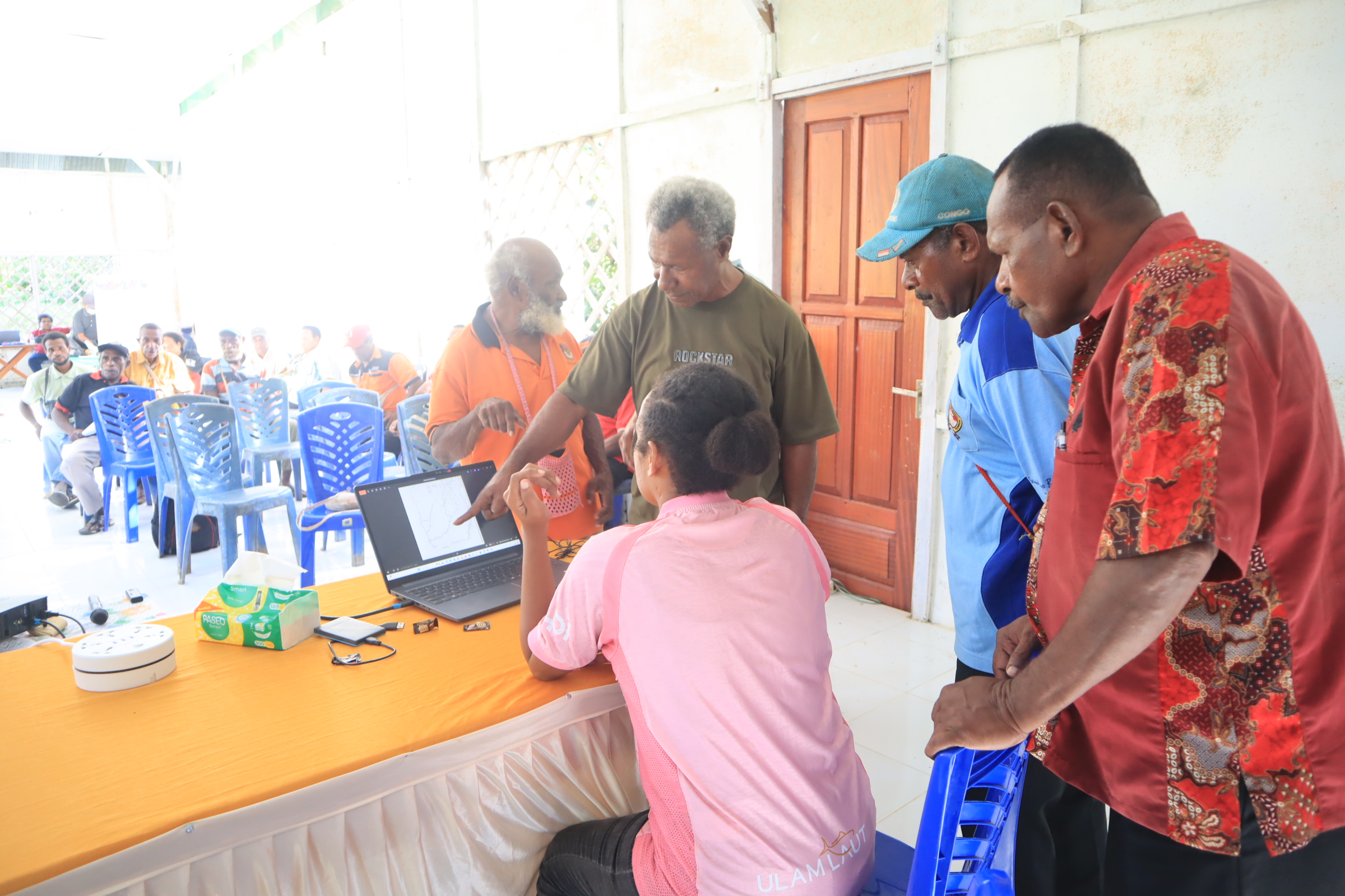 Digitalisasi peta sketsa menjadi peta spasial serta pelengkapan data sosial dan sumber daya alam dari masing-masing klen.