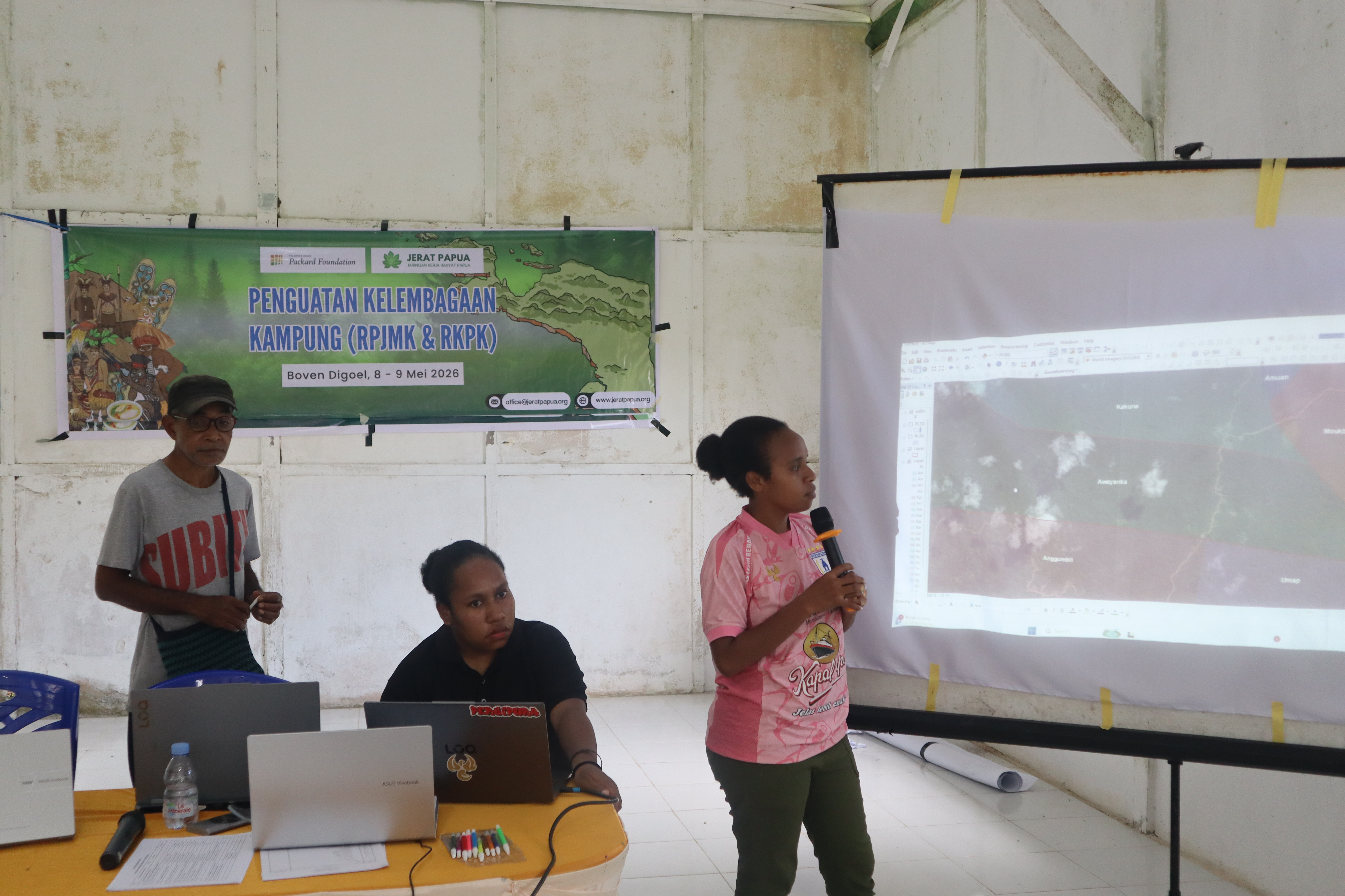 Kegiatan Konsolidasi Peta Wilayah Adat Sebagai Wujud Penguatan Dewan Adat Muyu Kati Bagi Perlindungan Hutan didampingi oleh Departemen Riset dan Inovasi JERAT Papua yang dipimpin oleh Bapak Albertino Imbiri selaku Kepala Departemen, bersama Mia Esti Asmuruf sebagai Spesialis Pemetaan JERAT Papua dan Esterline Kogoya sebagai tenaga asisten pembuatan peta, yang memberikan pendampingan teknis dalam proses identifikasi wilayah adat.