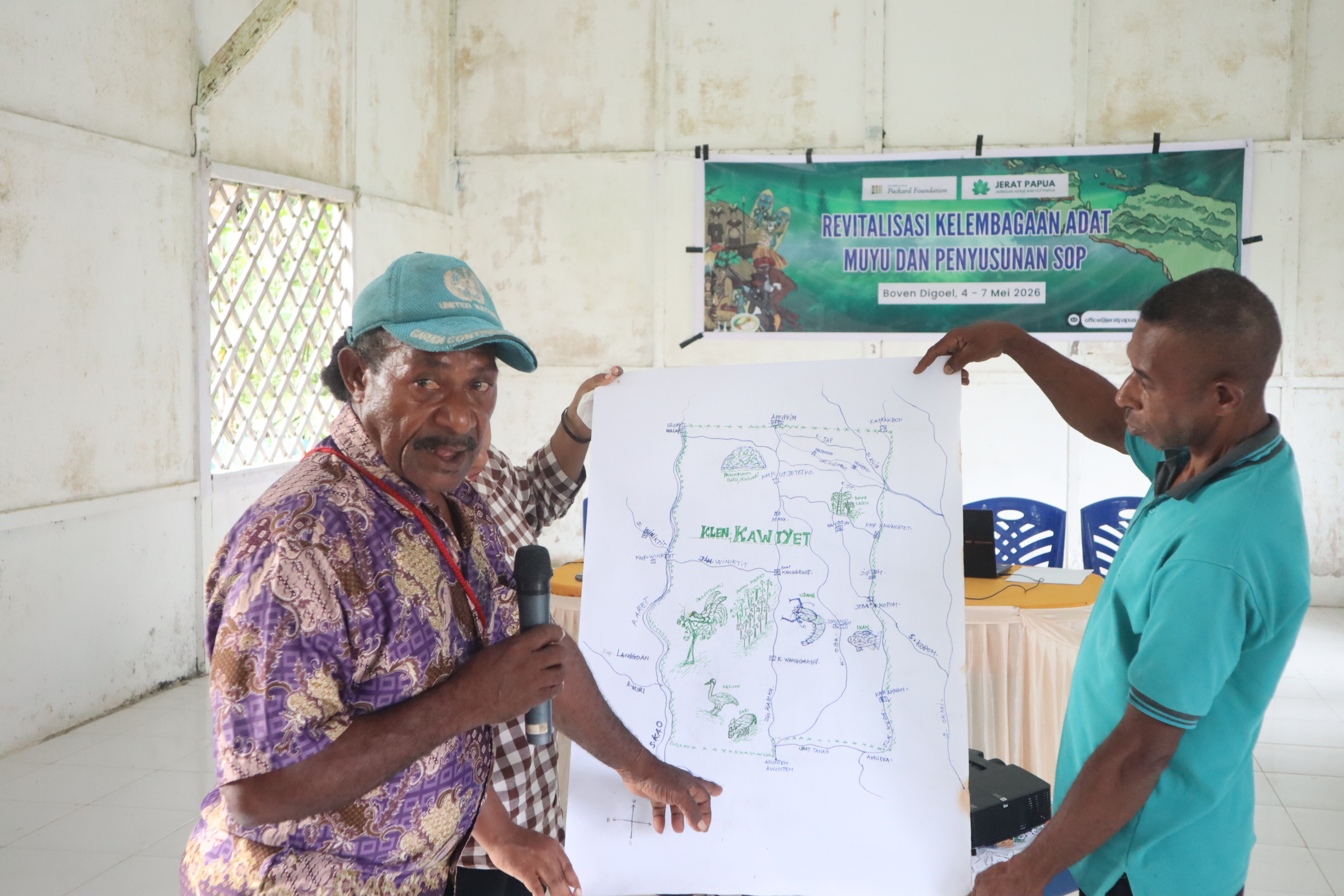 Klen yang hadir mempresentasikan hasil peta sketsa wilayah adat masing-masing dan mendapatkan tanggapan dari setiap klen terkait batas wilayah antar klen Muyu Kati. Proses ini menjadi bagian penting dalam membangun kesepakatan bersama mengenai batas wilayah adat serta penyempurnaan data sosial dan sejarah adat setiap klen.