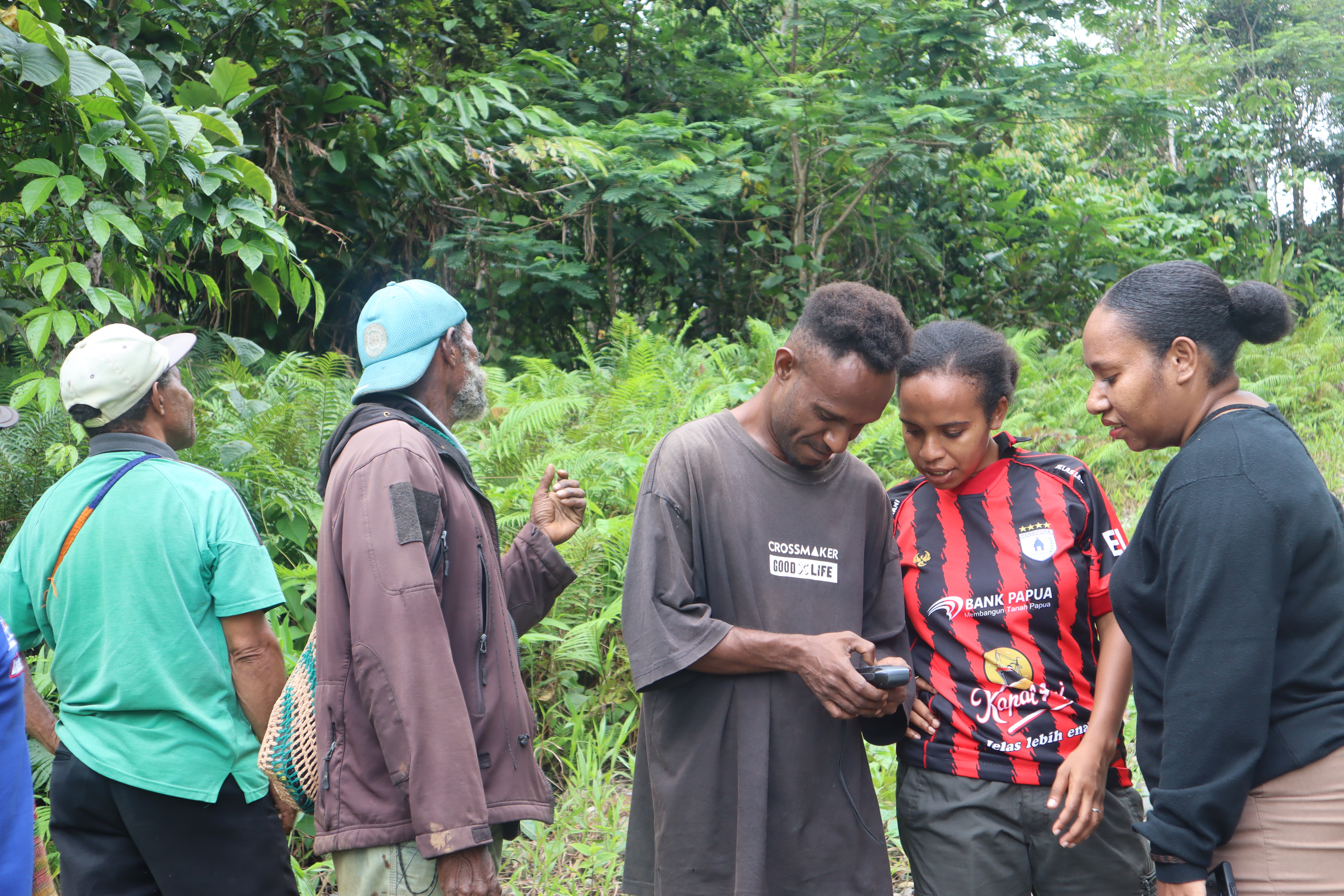 Tim melakukan kunjungan lapangan ke wilayah adat bagian Utara di Waropko bersama klen Are-Kasaut dan ke wilayah Selatan bersama klen Kamindip untuk melakukan pengukuran titik koordinat batas luar wilayah adat Muyu Kati.