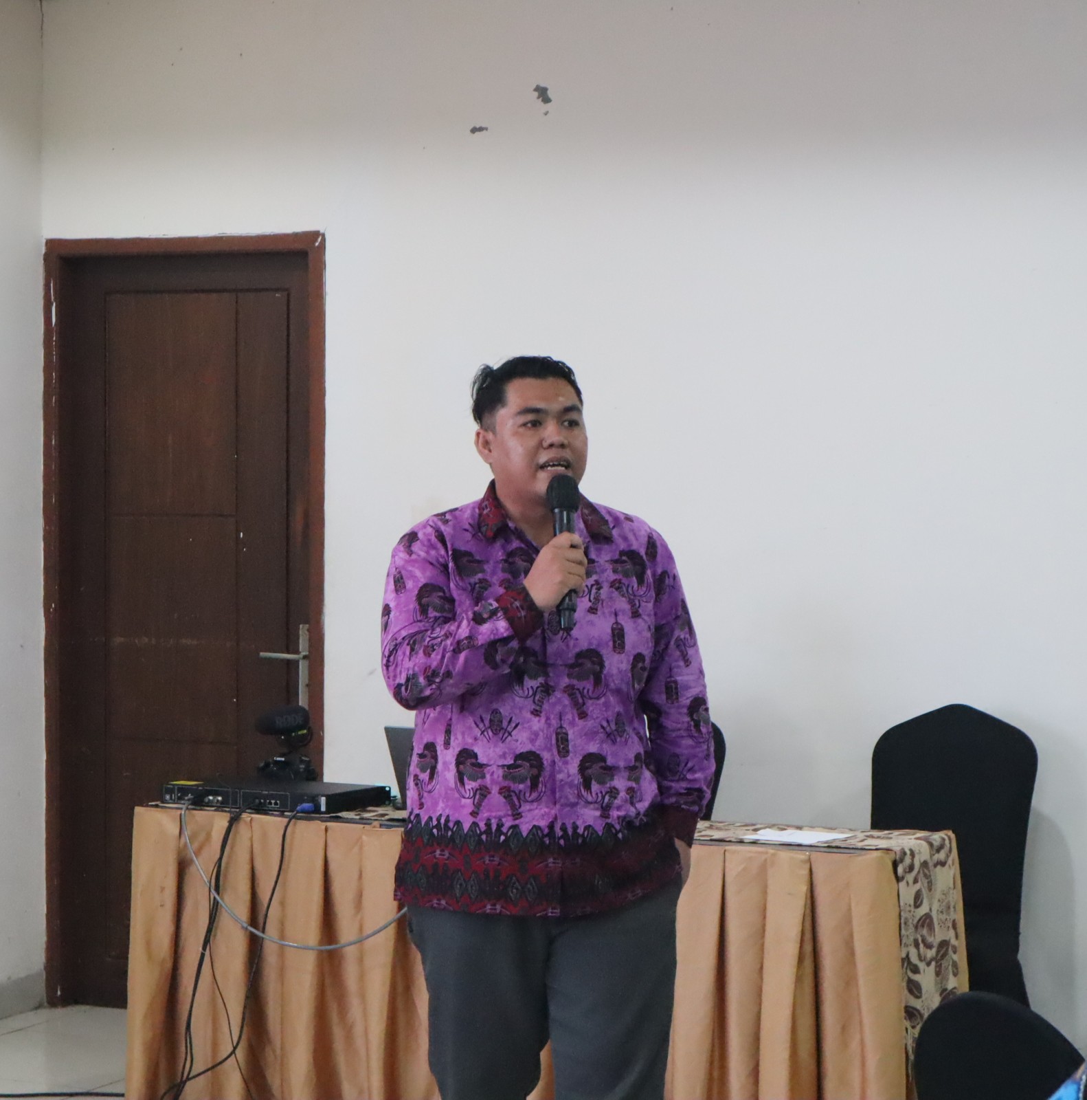 Co-Fasilitator, Bapak Danu dari UNIMUDA Sorong, saat mendampingi proses diskusi dan mendukung fasilitasi pembahasan bersama para peserta FGD.