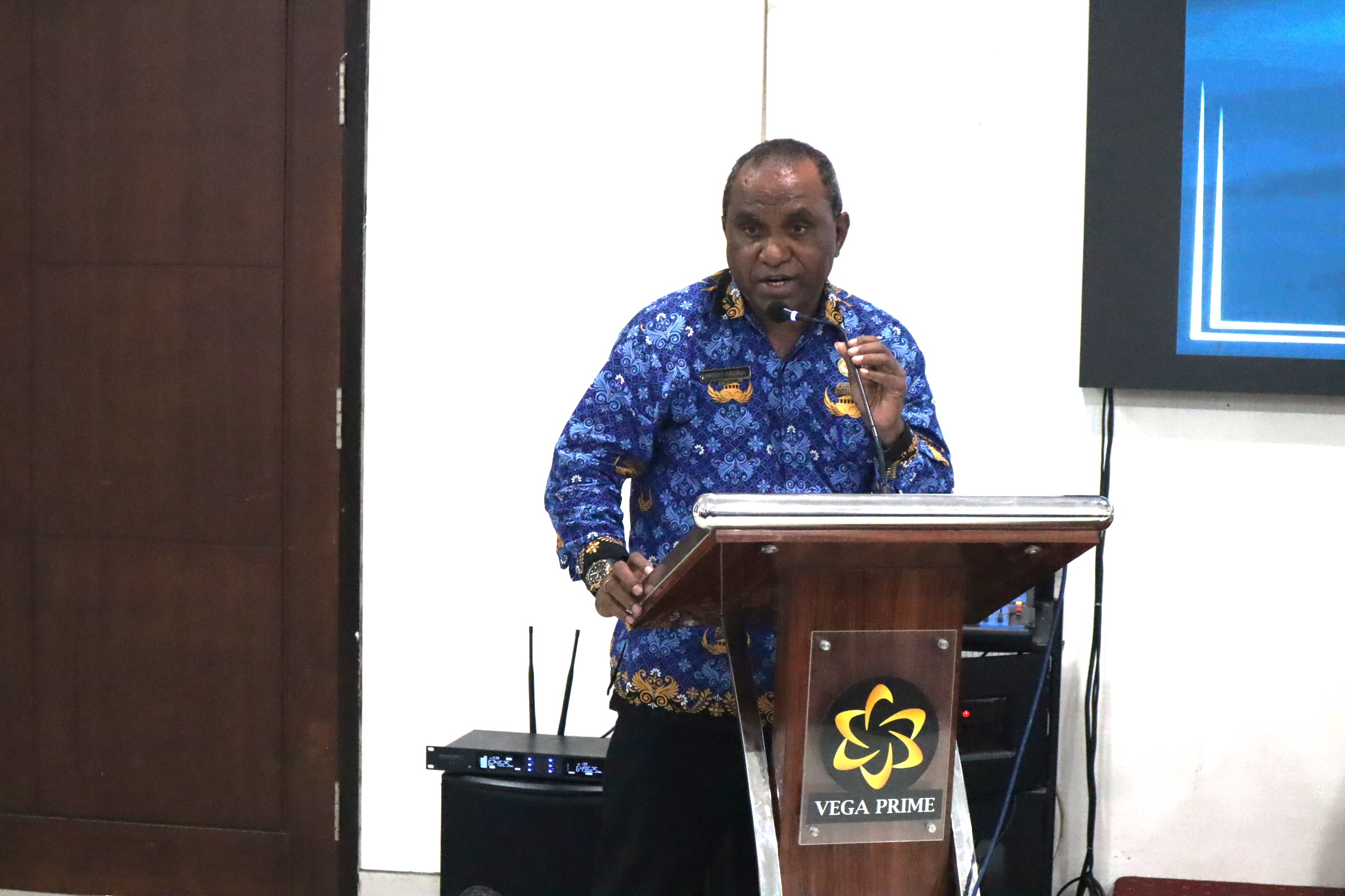 Mewakili Gubernur Papua Barat Daya, Bapak Elisa Kambu, Asisten II Bidang Perekonomian dan Pembangunan Setda Provinsi Papua Barat Daya, Bapak Viktor Solossa, membacakan sambutan sekaligus menyampaikan dukungan Pemerintah Provinsi terhadap penguatan pangan lokal dan upaya mitigasi perubahan iklim.