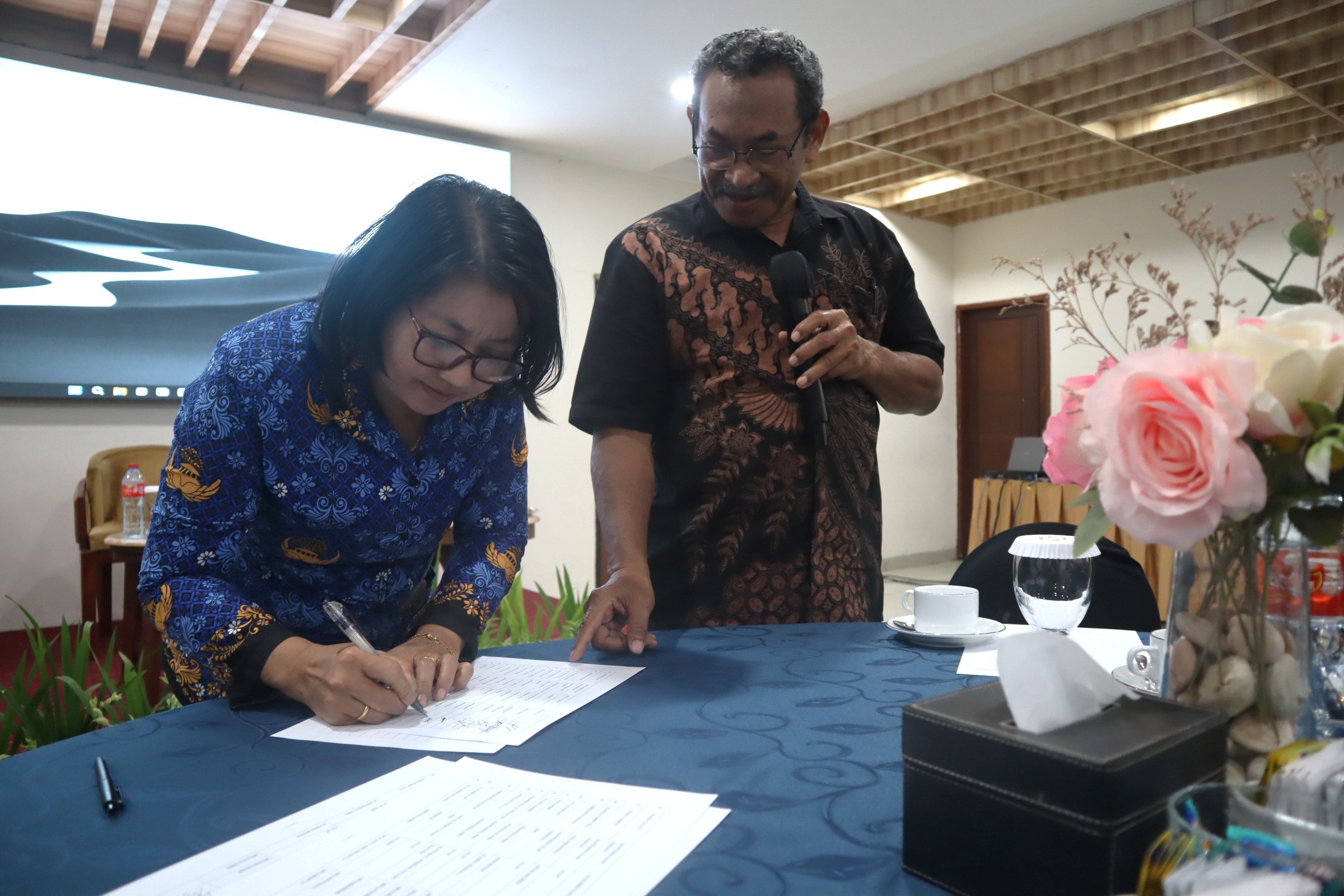Prosesi penandatanganan berita acara oleh para peserta sebagai simbol komitmen bersama dalam mengawal implementasi hasil dan rekomendasi FGD.