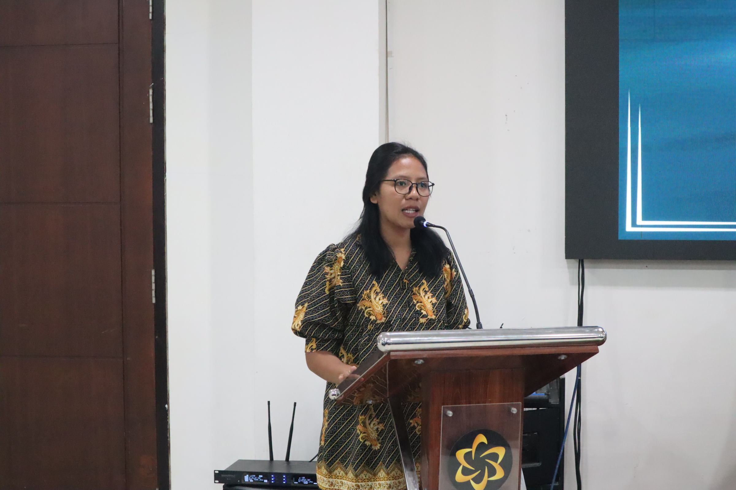 Ibu Junia, selaku Penanggung Jawab Kegiatan, menyampaikan laporan pelaksanaan kegiatan sekaligus mewakili Direktur Bentara Papua dalam memberikan sambutan pada pembukaan kegiatan.