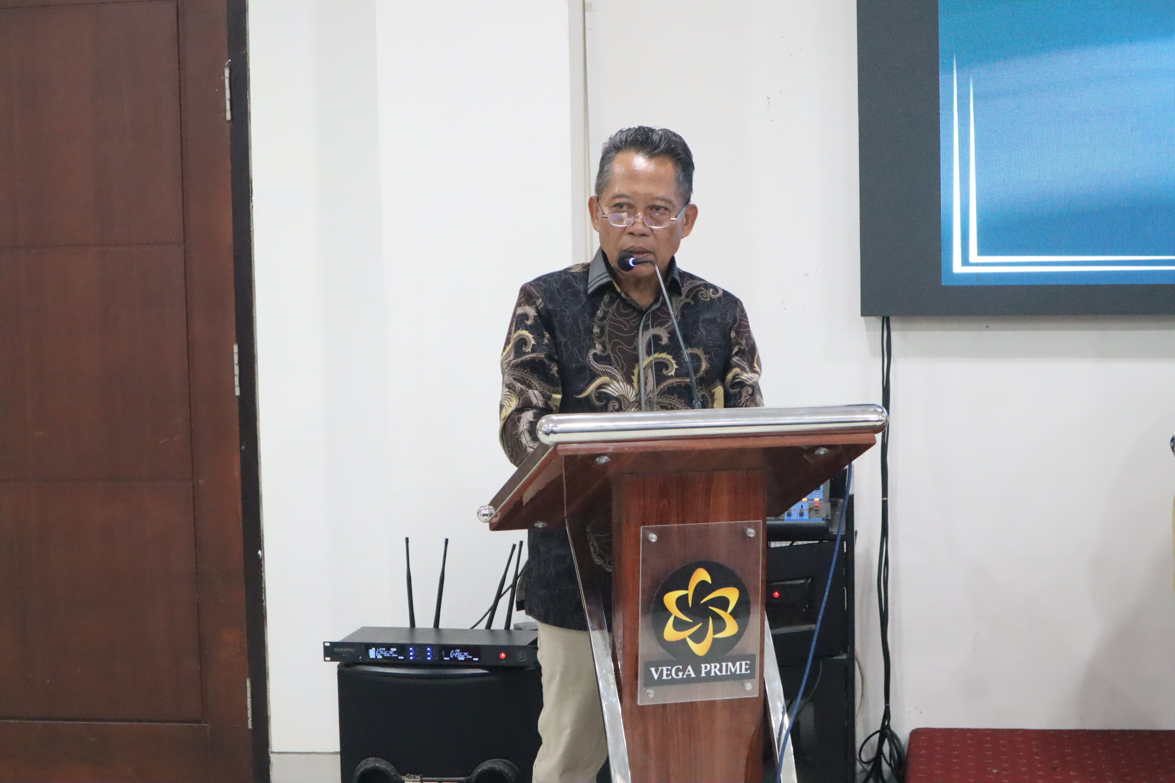 Rektor UNIMUDA Sorong, Bapak Dr. Rustamadji, M.Si., menyampaikan pandangan mengenai peran perguruan tinggi dalam mendukung pengembangan kebijakan berbasis riset untuk penguatan pangan lokal dan ketahanan iklim di Papua Barat Daya.