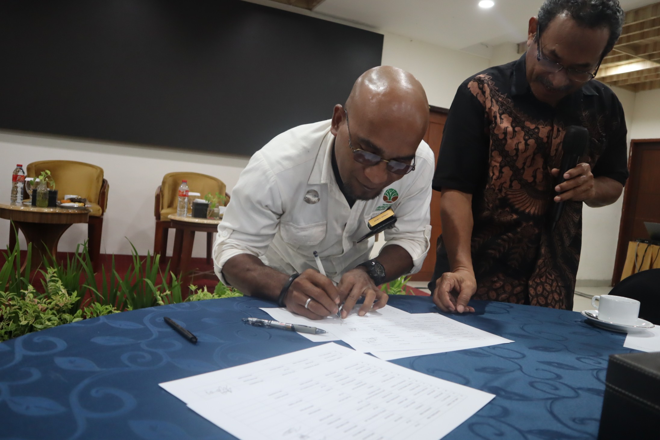 Prosesi penandatanganan berita acara oleh para peserta sebagai simbol komitmen bersama dalam mengawal implementasi hasil dan rekomendasi FGD.