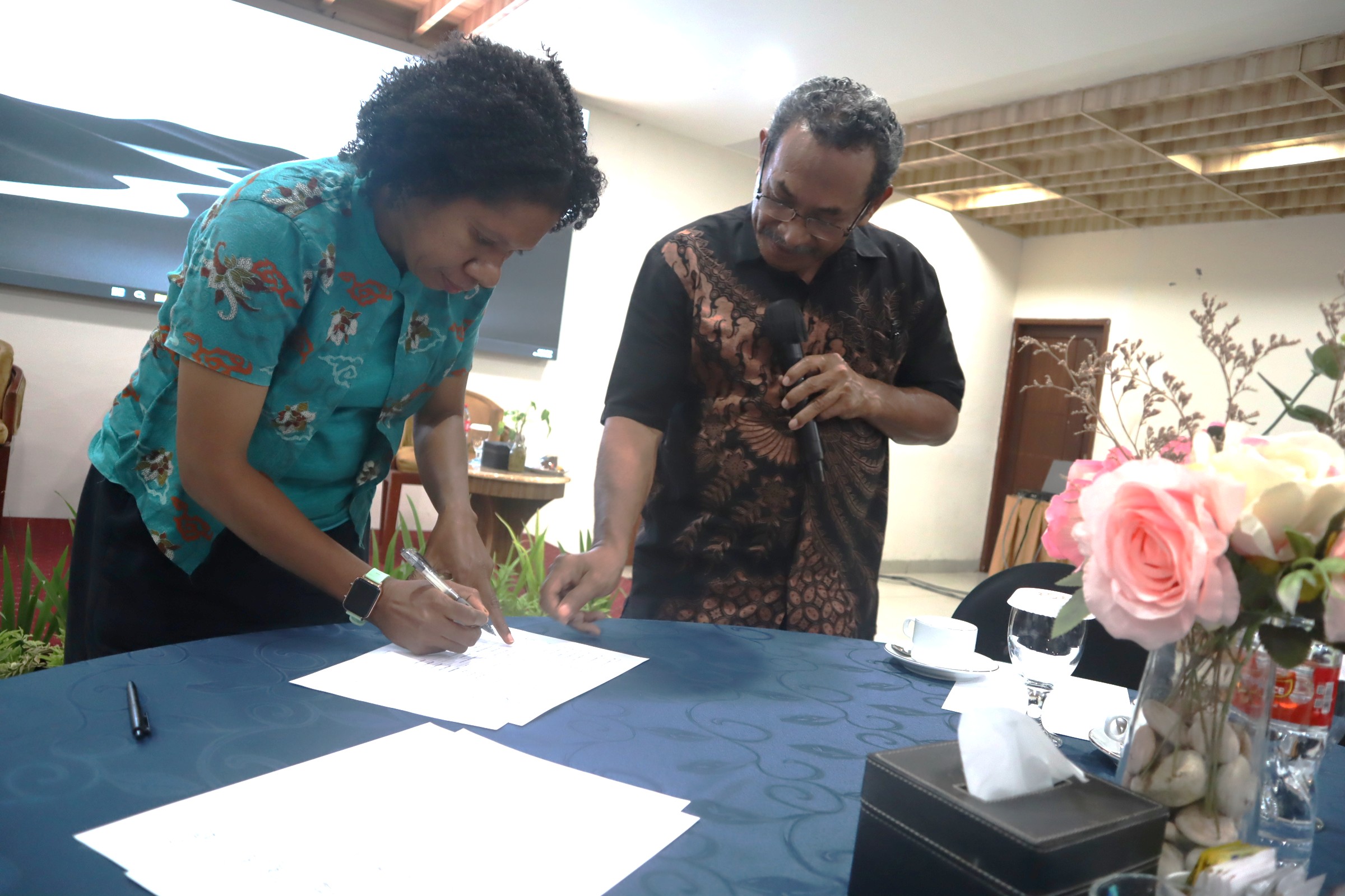 Prosesi penandatanganan berita acara oleh para peserta sebagai simbol komitmen bersama dalam mengawal implementasi hasil dan rekomendasi FGD.