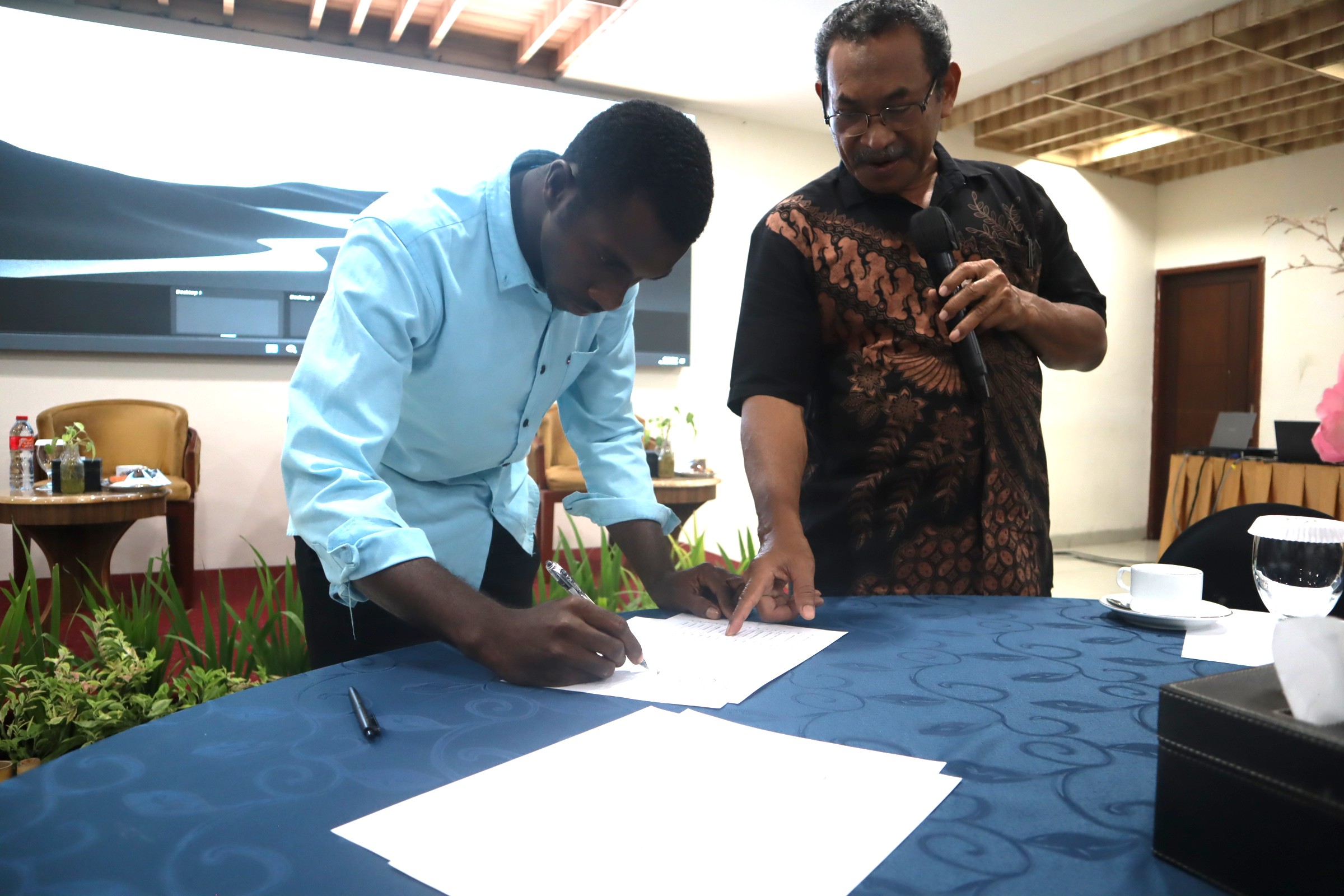 Prosesi penandatanganan berita acara oleh para peserta sebagai simbol komitmen bersama dalam mengawal implementasi hasil dan rekomendasi FGD.
