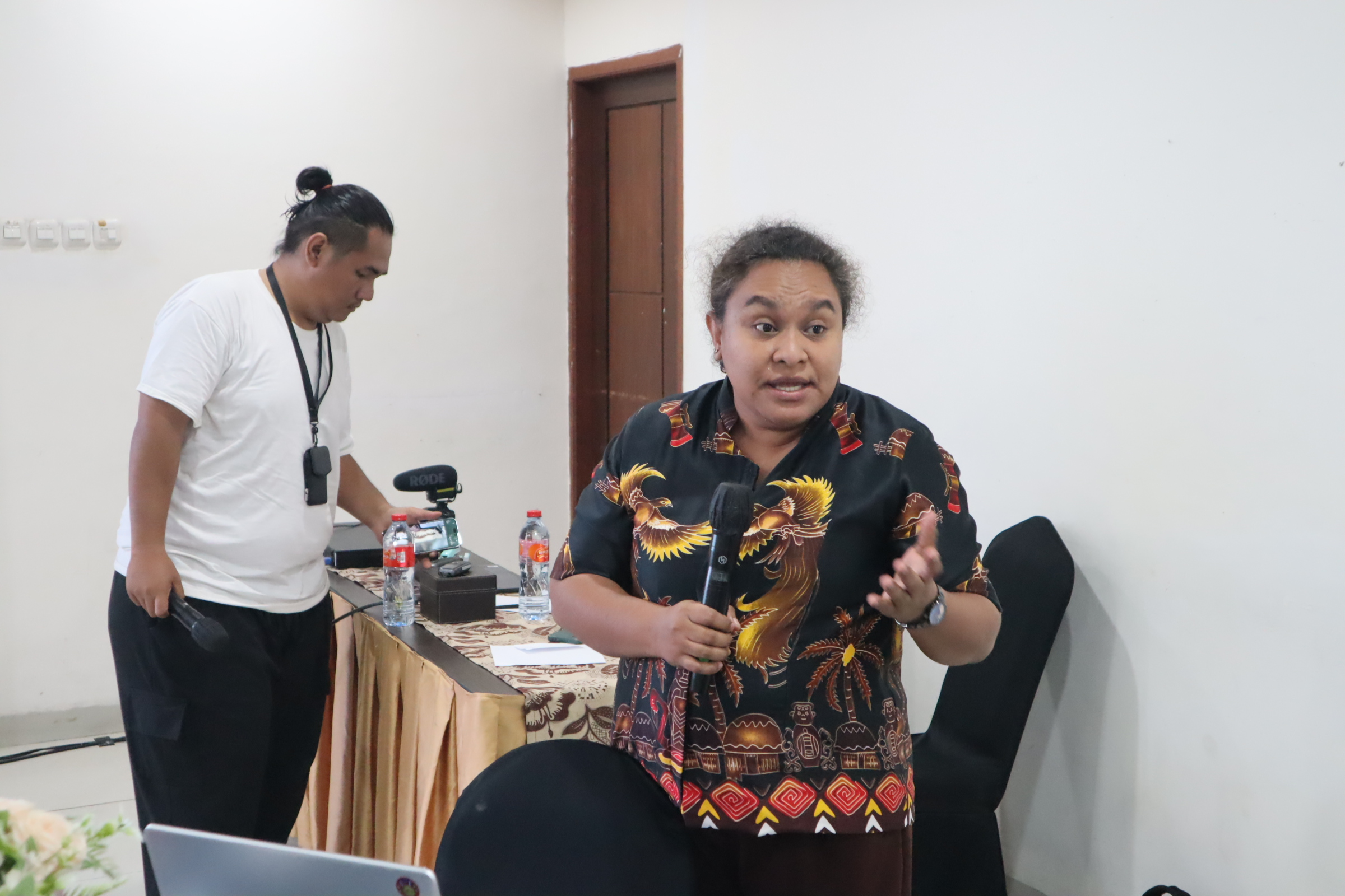 Fasilitator FGD, Ibu Meirella Rumfabe, memfasilitasi jalannya diskusi serta mendorong partisipasi aktif peserta dalam merumuskan masukan, rekomendasi kebijakan, dan aksi konkret yang dihasilkan dalam kegiatan.