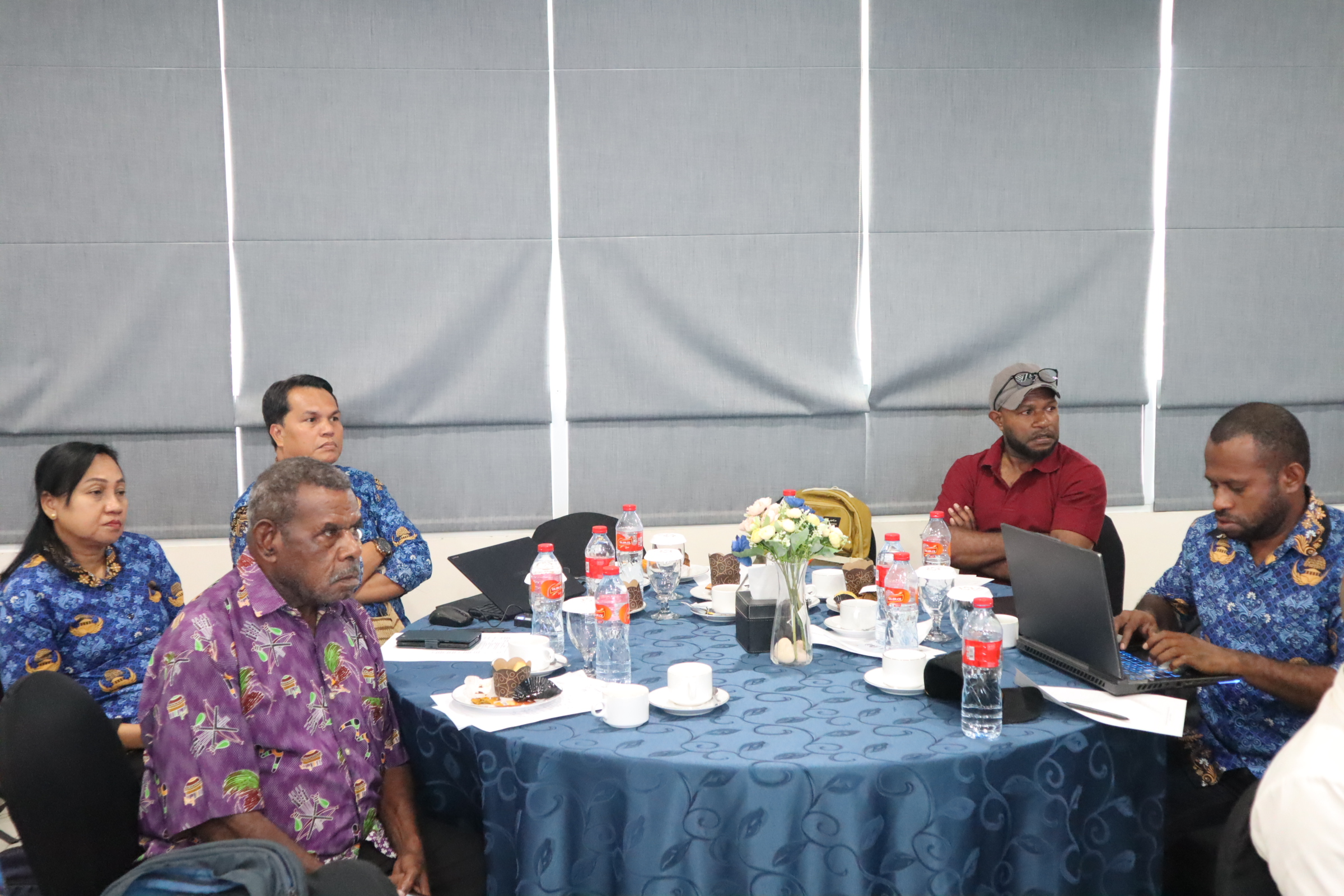Suasana peserta saat mengikuti rangkaian kegiatan FGD 1 Multipol Papua Barat Daya yang melibatkan berbagai pemangku kepentingan.