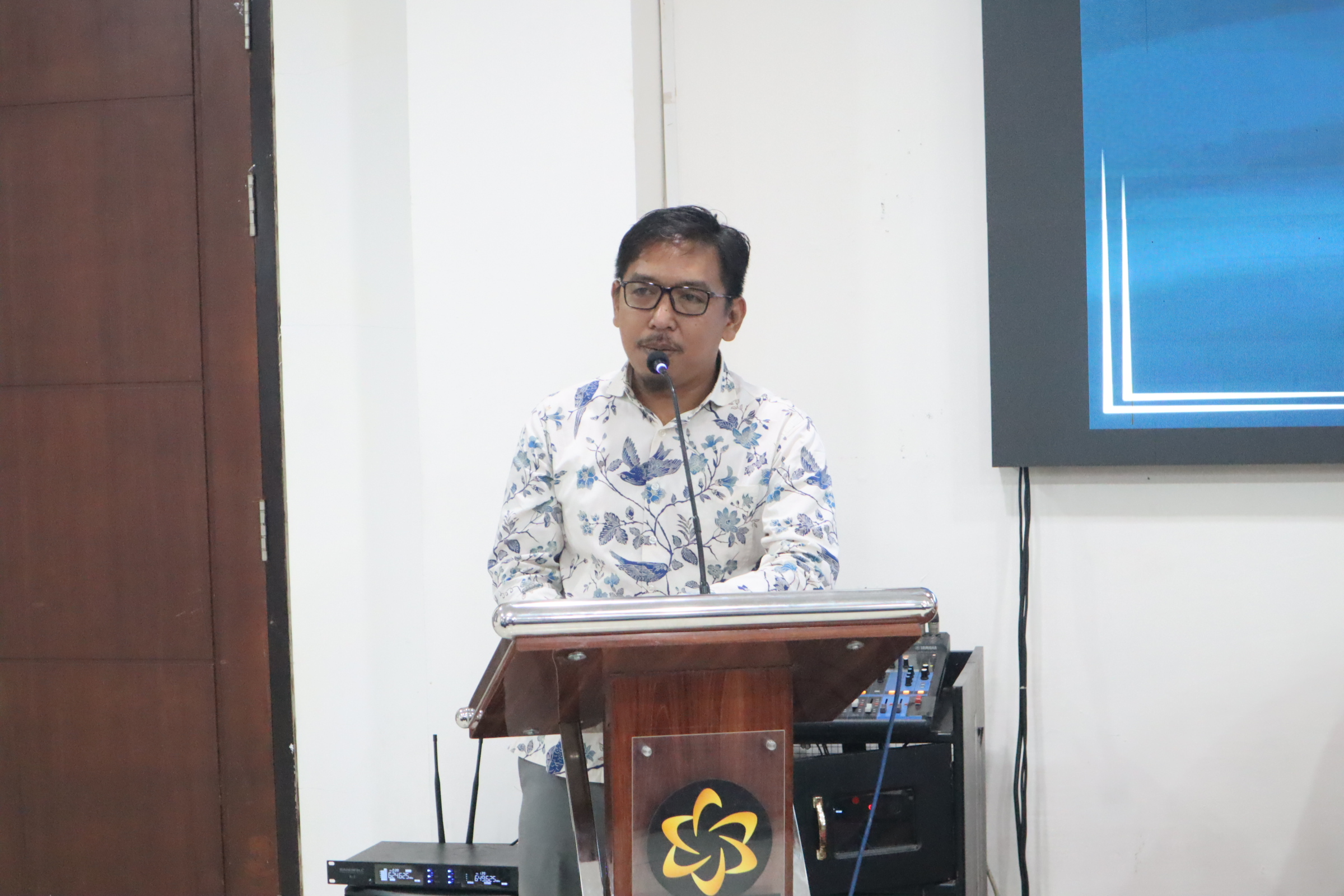 Perwakilan MANKA, Bapak Tomi Arianto, menyampaikan sambutan sekaligus pandangan mengenai pentingnya kolaborasi multipihak dalam mendukung penguatan pangan lokal dan upaya mitigasi perubahan iklim di Papua Barat Daya.