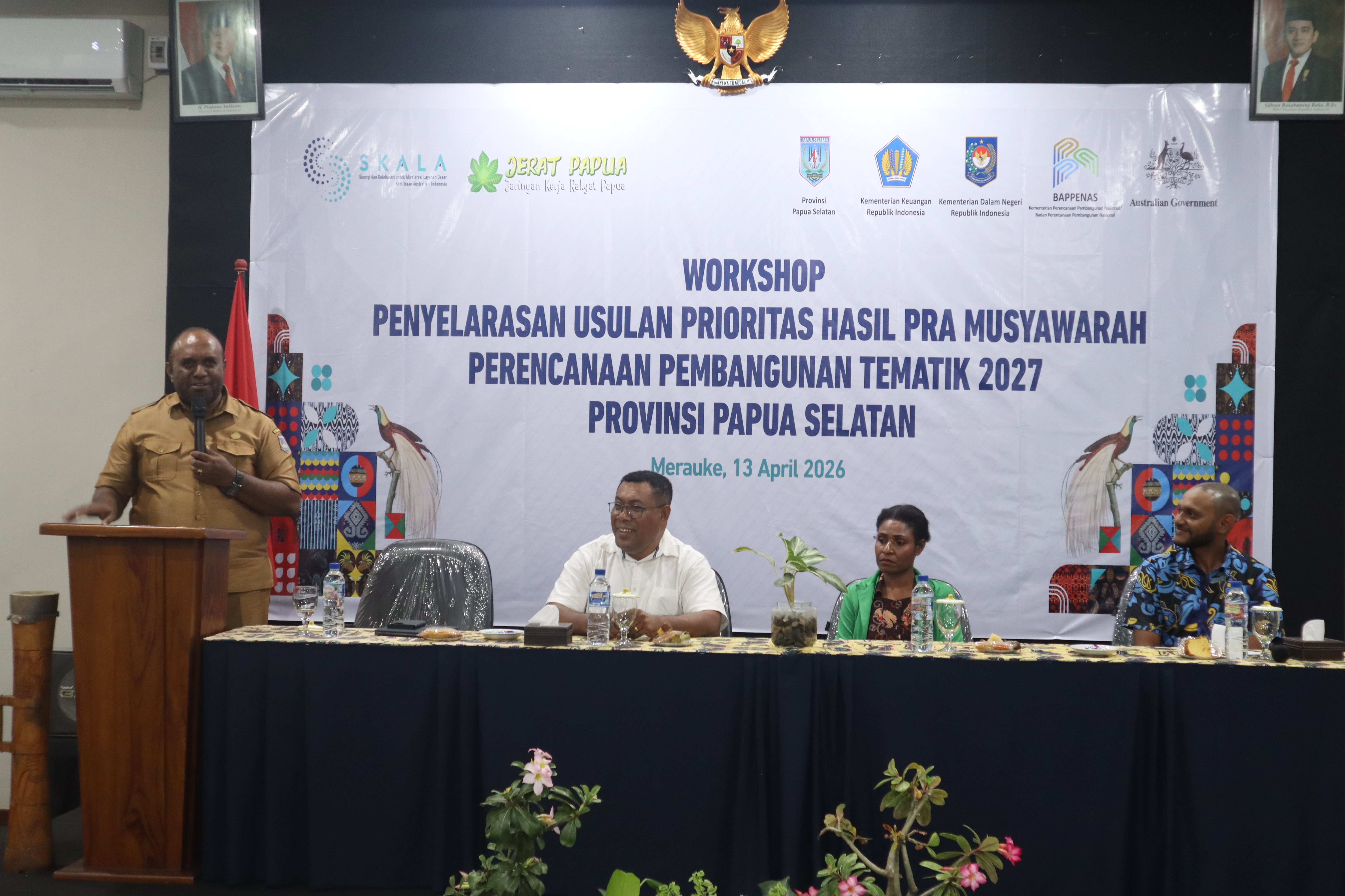 Penutupan kegiatan oleh Esau Hombore dari BAPPERIDA Provinsi Papua Selatan, Septer Manufandu sebagai perwakilan SKALA, dan Jimmy Biay selaku Direktur JERAT Papua.
