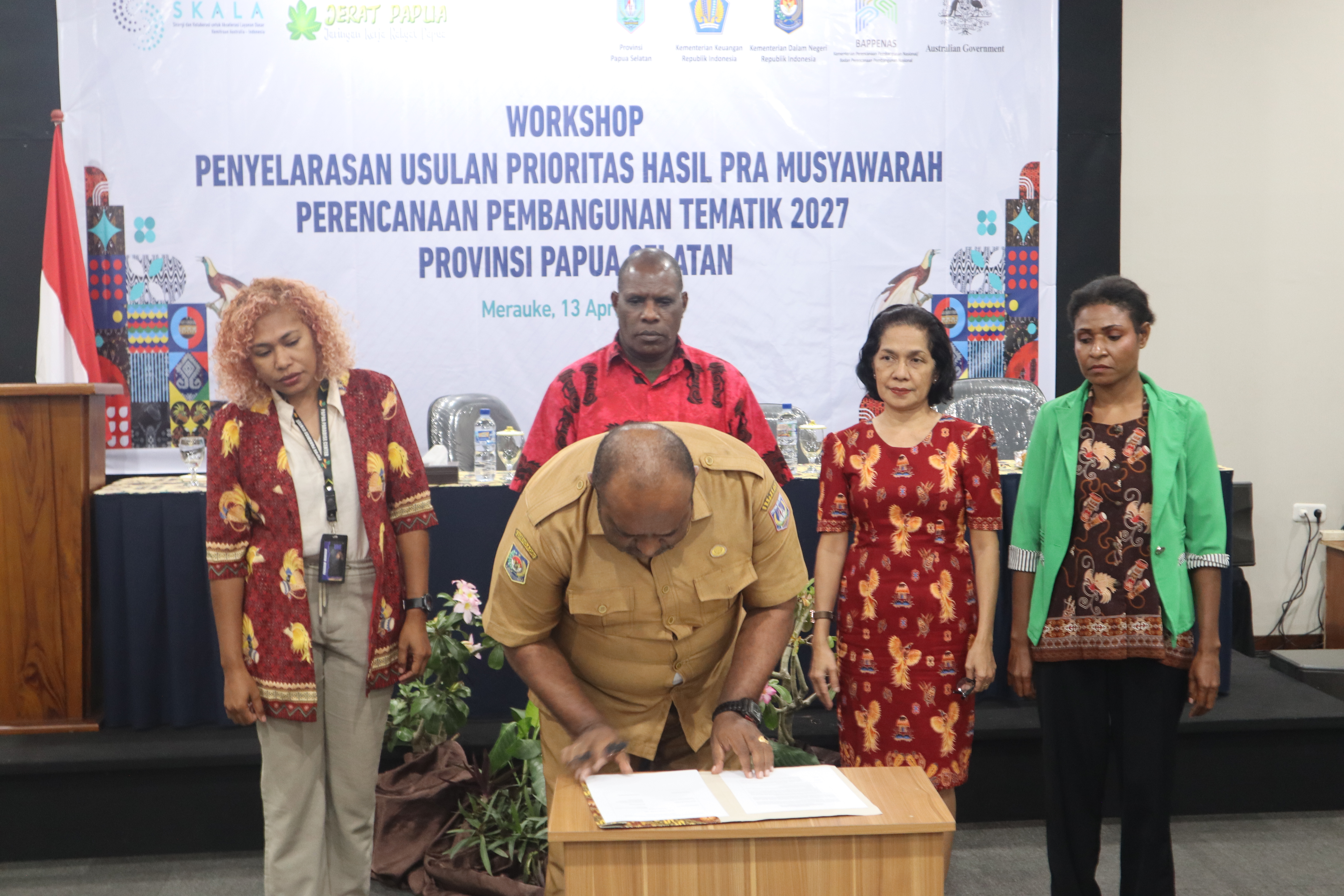 Peserta menyepakati Rencana Kerja Tindak Lanjut (RKTL) yang dituangkan melalui penandatanganan berita acara oleh Bapperida bersama delegasi perwakilan kelompok