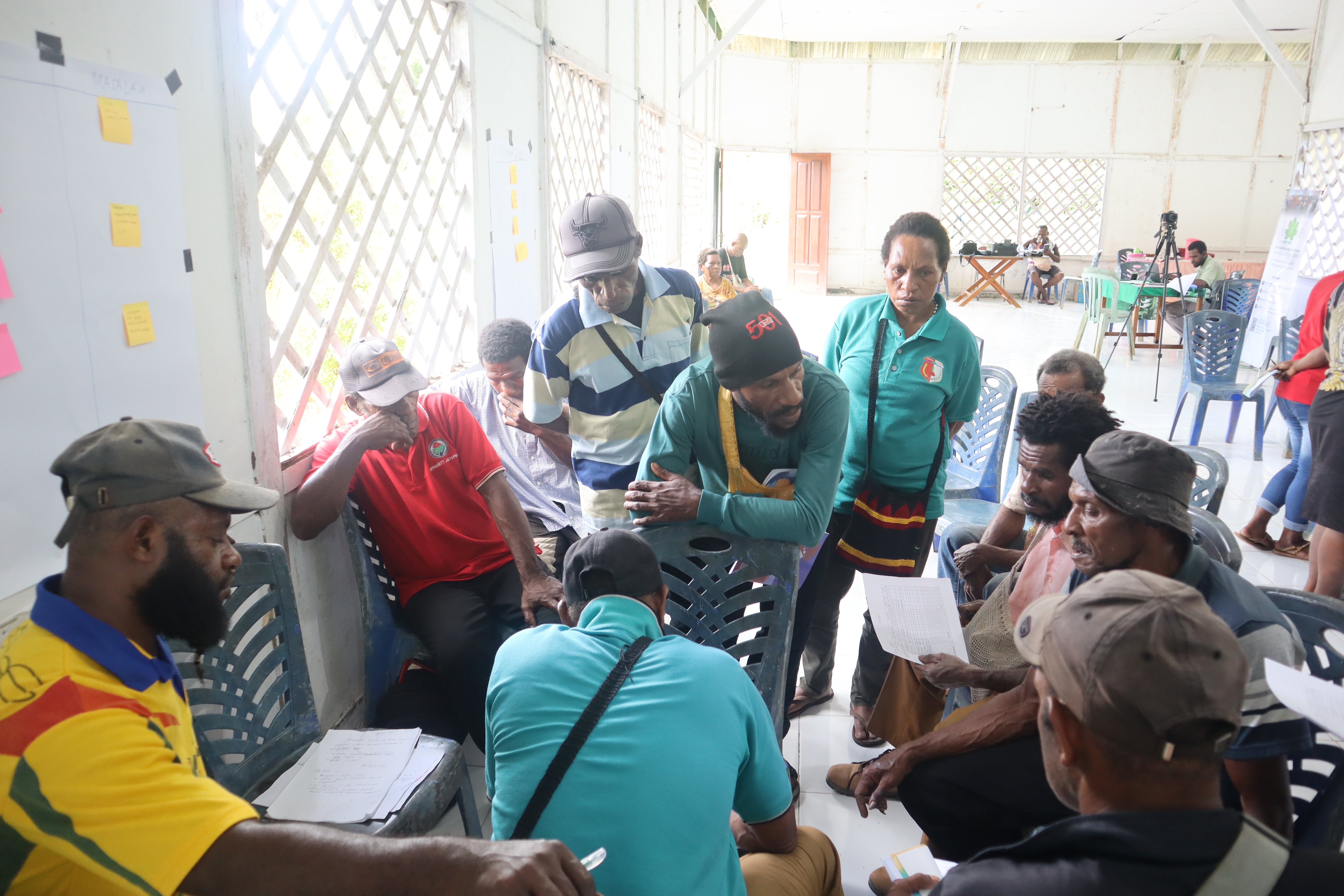 Pada hari kedua kegiatan, peserta dari Kampung Awayanka dan Kampung Wanggatkibi melanjutkan diskusi kelompok untuk menyusun matriks Perubahan RPJMK dan RKPK berdasarkan hasil identifikasi potensi, permasalahan, serta prioritas pembangunan kampung. Melalui pendampingan JERAT Papua, setiap usulan program dirumuskan secara partisipatif dengan mengacu pada data SERIOS terpilah OAP dan Non-OAP agar perencanaan pembangunan lebih terarah, terukur, dan sesuai kebutuhan masyarakat.