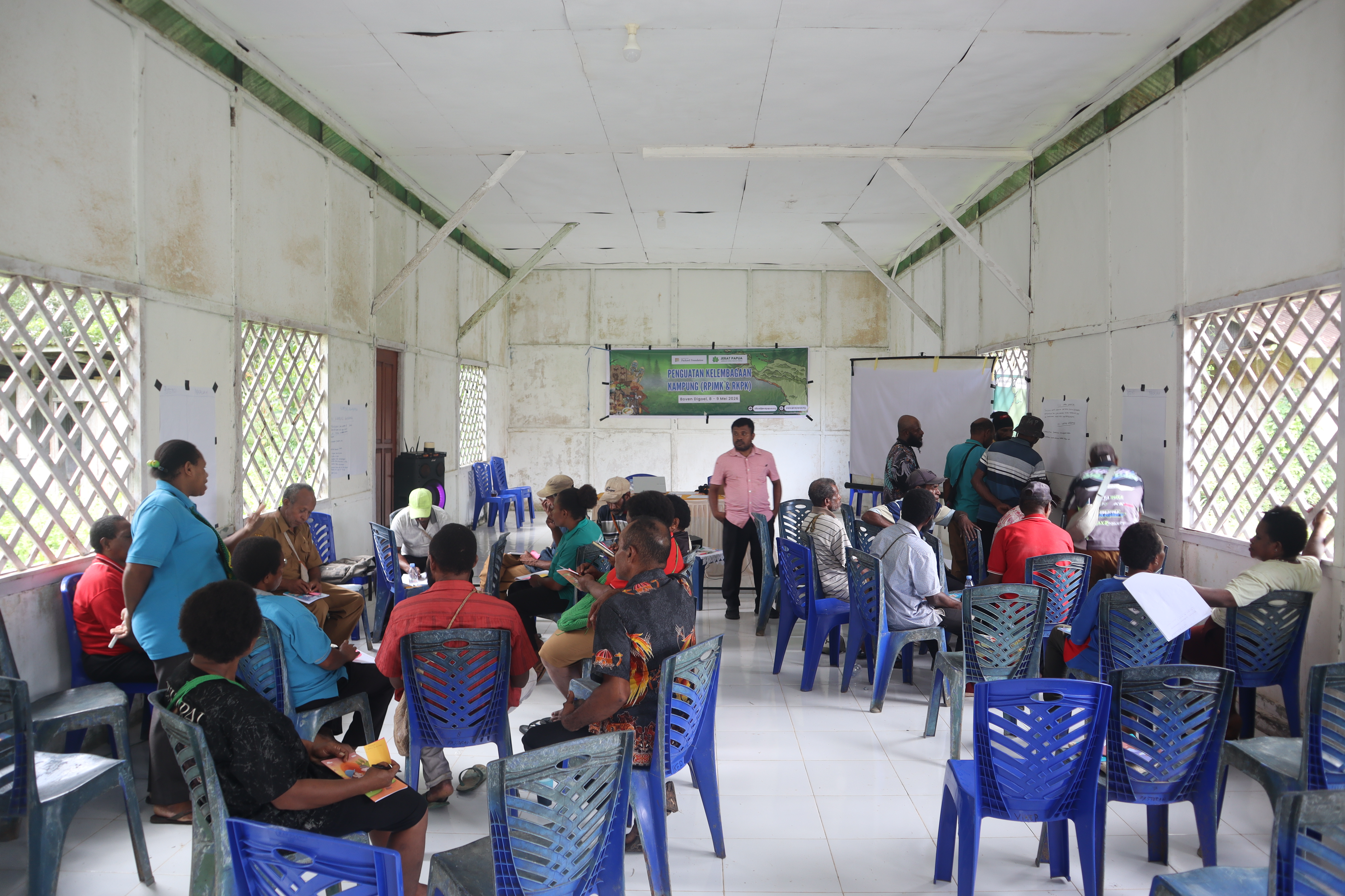 Peserta dari Kampung Awayanka dan Kampung Wanggatkibi mengikuti diskusi kelompok dalam penyusunan Perubahan RPJMK dan RKPK dengan mengidentifikasi potensi, permasalahan, serta prioritas pembangunan kampung menggunakan metode partisipatif. Melalui pendampingan JERAT Papua, hasil diskusi disusun berdasarkan data SERIOS terpilah OAP dan Non-OAP sebagai dasar perencanaan pembangunan yang lebih tepat sasaran, inklusif, dan sesuai kebutuhan masyarakat.