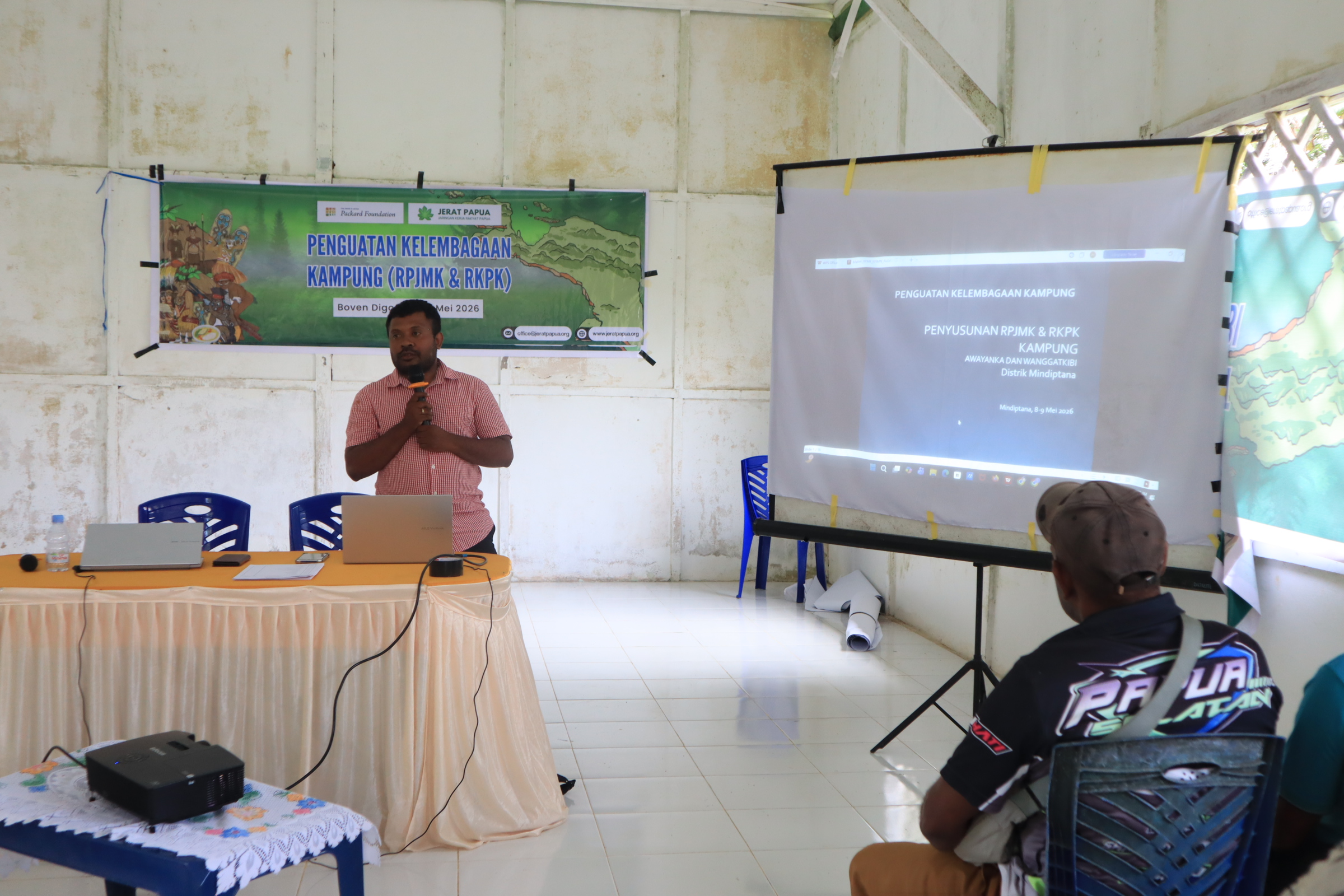 Fasilitator JERAT Papua, Obet Imbiri, menyampaikan materi mengenai penyusunan Perubahan Rencana Pembangunan Jangka Menengah Kampung (RPJMK) dan Rencana Kerja Pemerintah Kampung (RKPK) kepada peserta. Materi yang disampaikan mencakup kerangka regulasi, prinsip perencanaan partisipatif, serta pemanfaatan data SERIOS terpilah OAP dan Non-OAP sebagai dasar penyusunan dokumen pembangunan kampung yang tepat sasaran dan berbasis bukti.