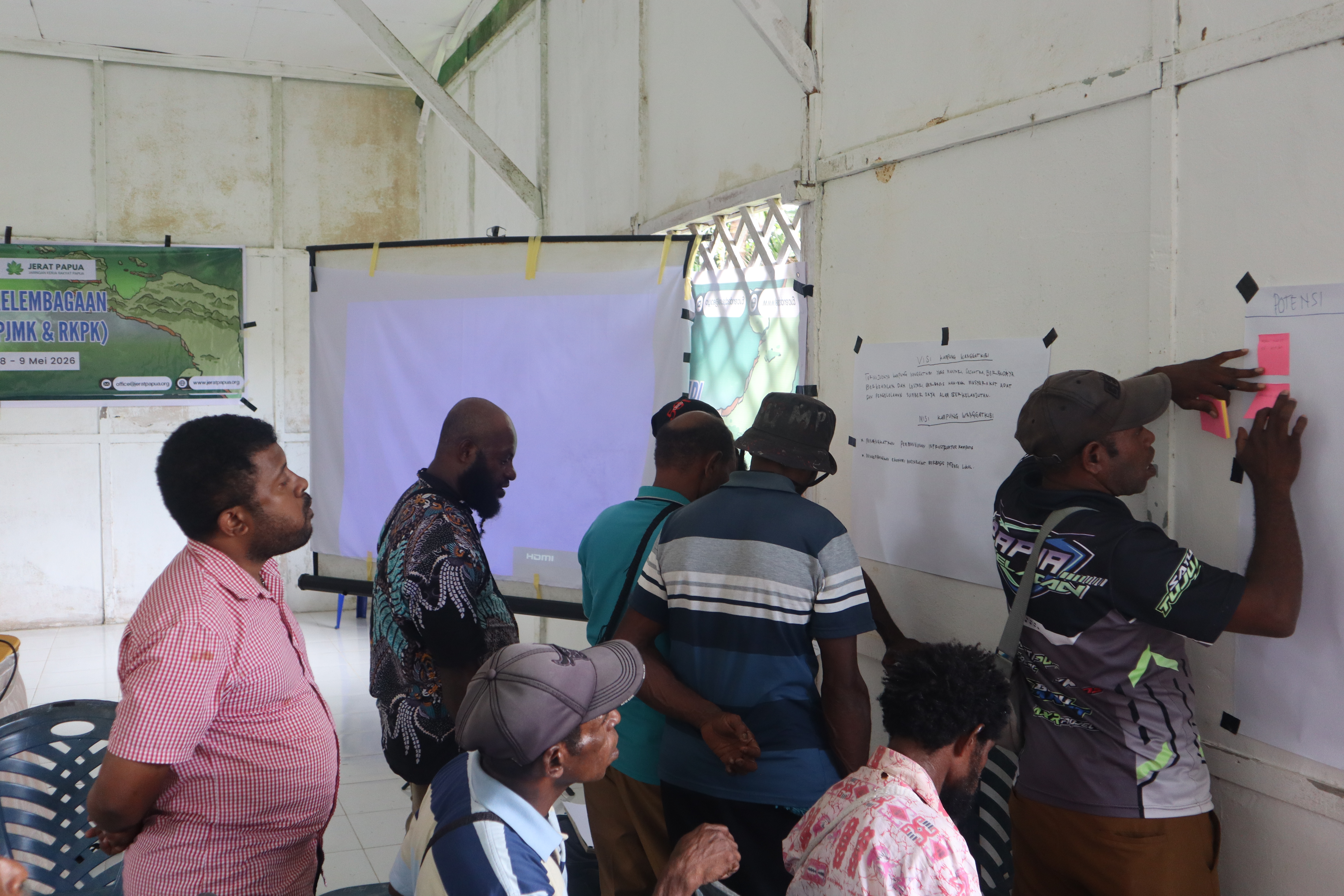 Peserta dari Kampung Awayanka dan Kampung Wanggatkibi mengikuti diskusi kelompok dalam penyusunan Perubahan RPJMK dan RKPK dengan mengidentifikasi potensi, permasalahan, serta prioritas pembangunan kampung menggunakan metode partisipatif. Melalui pendampingan JERAT Papua, hasil diskusi disusun berdasarkan data SERIOS terpilah OAP dan Non-OAP sebagai dasar perencanaan pembangunan yang lebih tepat sasaran, inklusif, dan sesuai kebutuhan masyarakat.