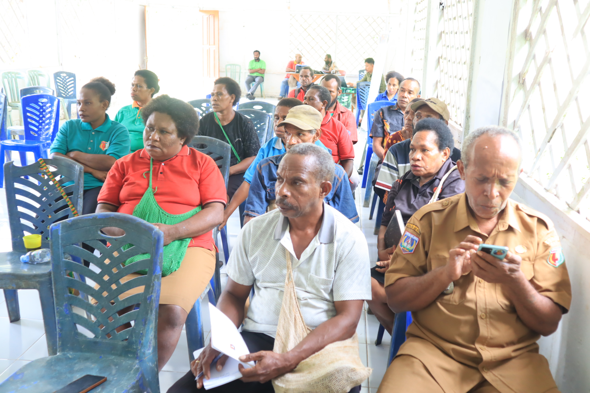 Peserta dari Kampung Awayanka dan Kampung Wanggatkibi mengikuti pemaparan materi dengan antusias pada kegiatan penyusunan Perubahan RPJMK dan RKPK. Keterlibatan aktif pemerintah kampung, Bamuskam, tokoh adat, tokoh perempuan, dan perwakilan pemuda mencerminkan komitmen bersama dalam menyusun dokumen perencanaan pembangunan yang partisipatif, berbasis data SERIOS, dan sesuai dengan kebutuhan masyarakat.