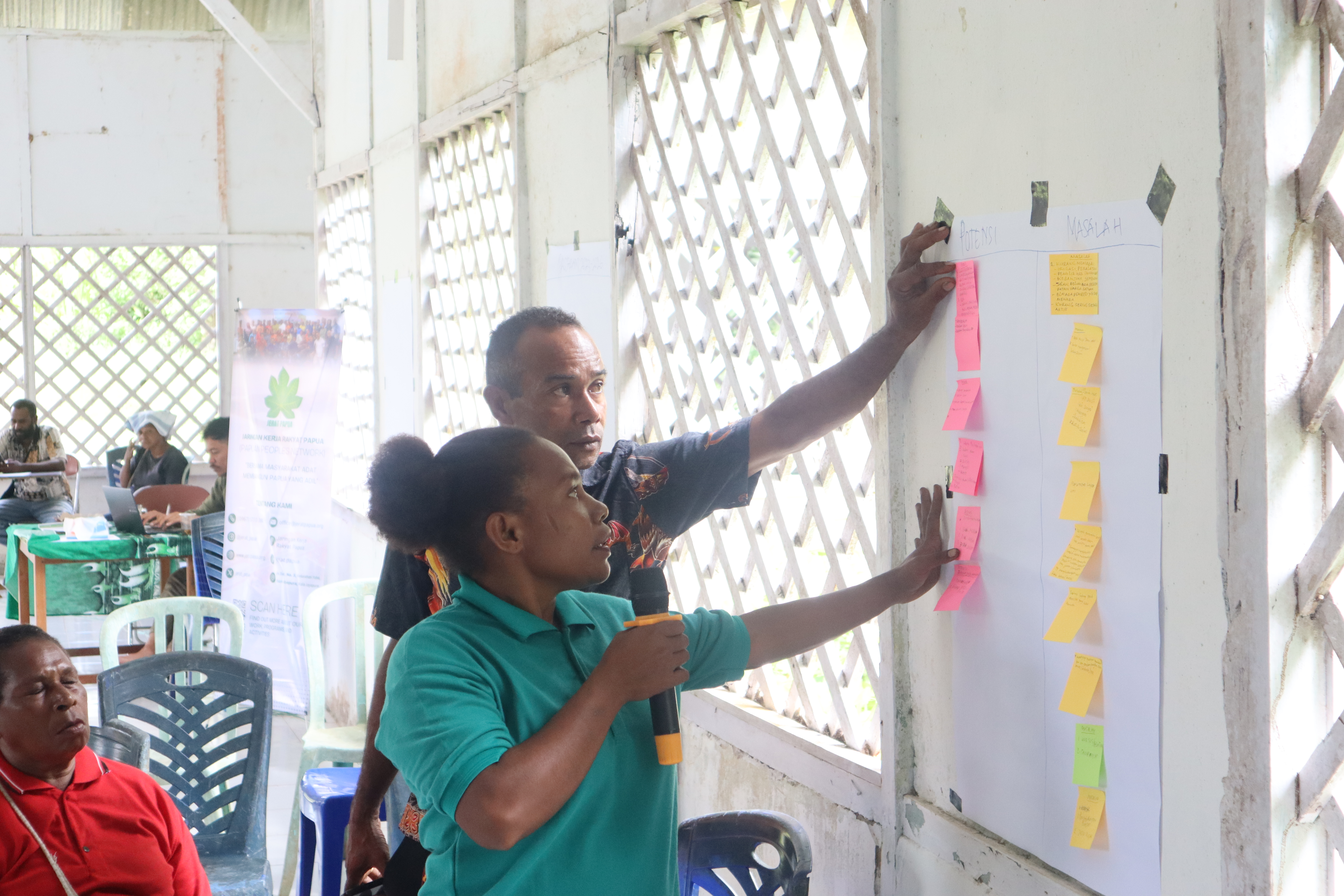 Peserta dari Kampung Awayanka dan Kampung Wanggatkibi mengikuti diskusi kelompok dalam penyusunan Perubahan RPJMK dan RKPK dengan mengidentifikasi potensi, permasalahan, serta prioritas pembangunan kampung menggunakan metode partisipatif. Melalui pendampingan JERAT Papua, hasil diskusi disusun berdasarkan data SERIOS terpilah OAP dan Non-OAP sebagai dasar perencanaan pembangunan yang lebih tepat sasaran, inklusif, dan sesuai kebutuhan masyarakat.