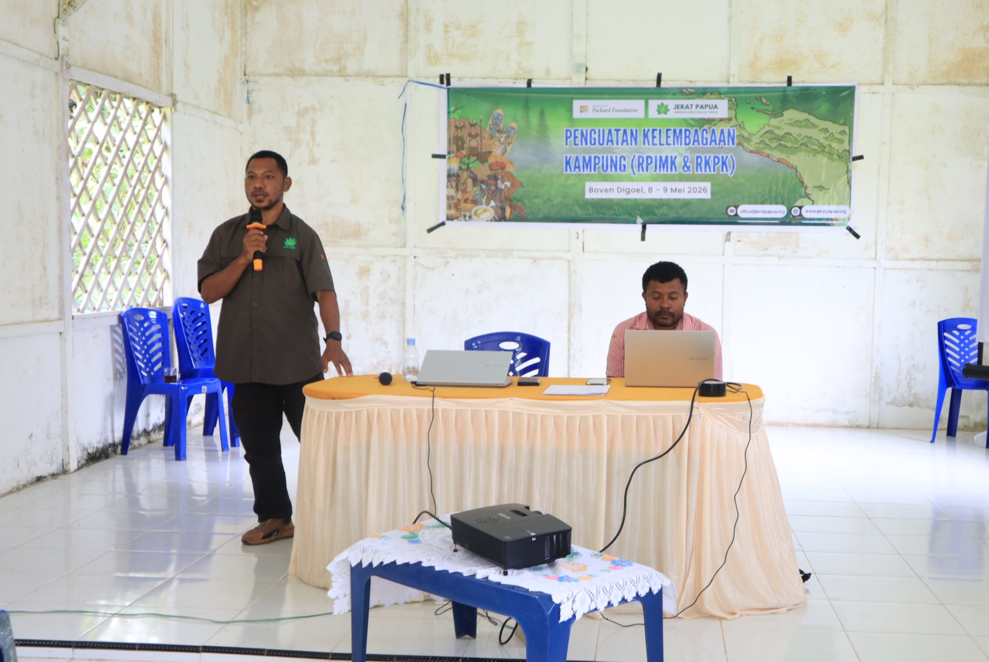 Kepala Departemen Pengembangan Masyarakat Adat JERAT Papua, Loth K. Wally, menyampaikan arahan pada pembukaan kegiatan penyusunan Perubahan RPJMK dan RKPK. Dalam sambutannya, ia menegaskan bahwa dokumen perencanaan kampung harus disusun secara partisipatif, berbasis data, dan menghormati hak-hak masyarakat adat sebagai landasan pembangunan kampung yang berkelanjutan.
