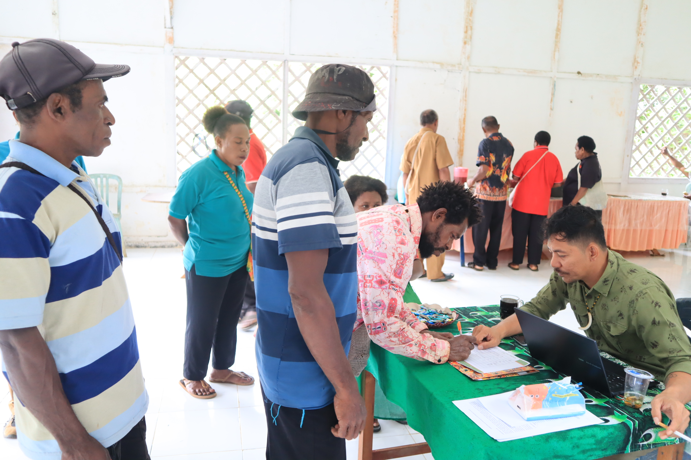 Sebelum mengikuti kegiatan penyusunan Perubahan RPJMK dan RKPK yang difasilitasi JERAT Papua, peserta dari Kampung Awayanka dan Kampung Wanggatkibi melakukan registrasi sebagai tahapan awal pelaksanaan pendampingan partisipatif. Kegiatan ini melibatkan pemerintah kampung, Bamuskam, tokoh adat, tokoh perempuan, dan perwakilan pemuda dalam penyusunan dokumen perencanaan berbasis data SERIOS terpilah OAP dan Non-OAP.