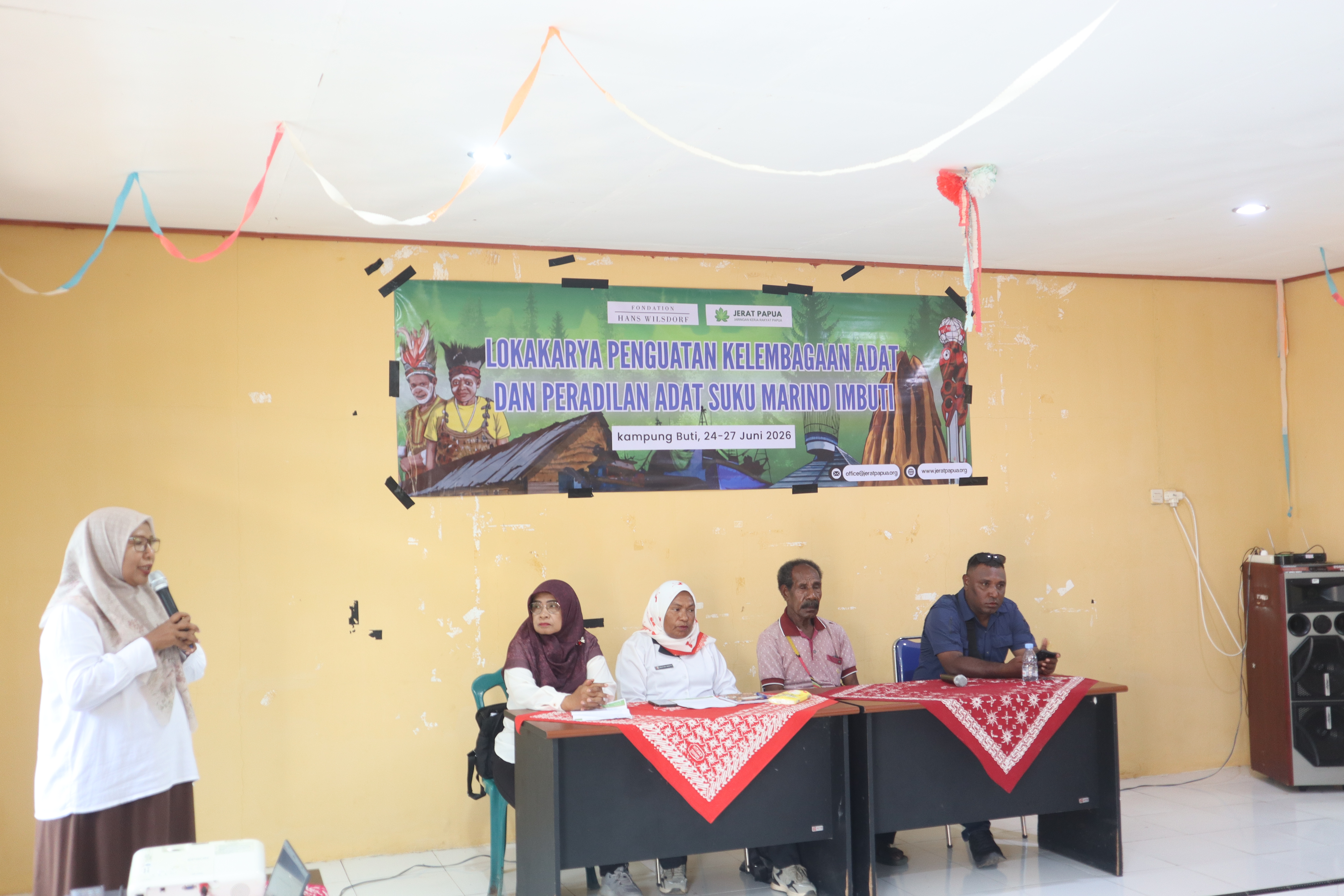 Suasana pembukaan Lokakarya Penguatan Kelembagaan Adat dan Peradilan Adat Suku Malind Imbuti yang dihadiri oleh narasumber, fasilitator, serta perwakilan masyarakat adat. Kegiatan ini menjadi ruang bersama untuk memperkuat kapasitas kelembagaan adat melalui dialog, penyampaian materi, dan pembahasan berbagai langkah penguatan kelembagaan secara partisipatif.
