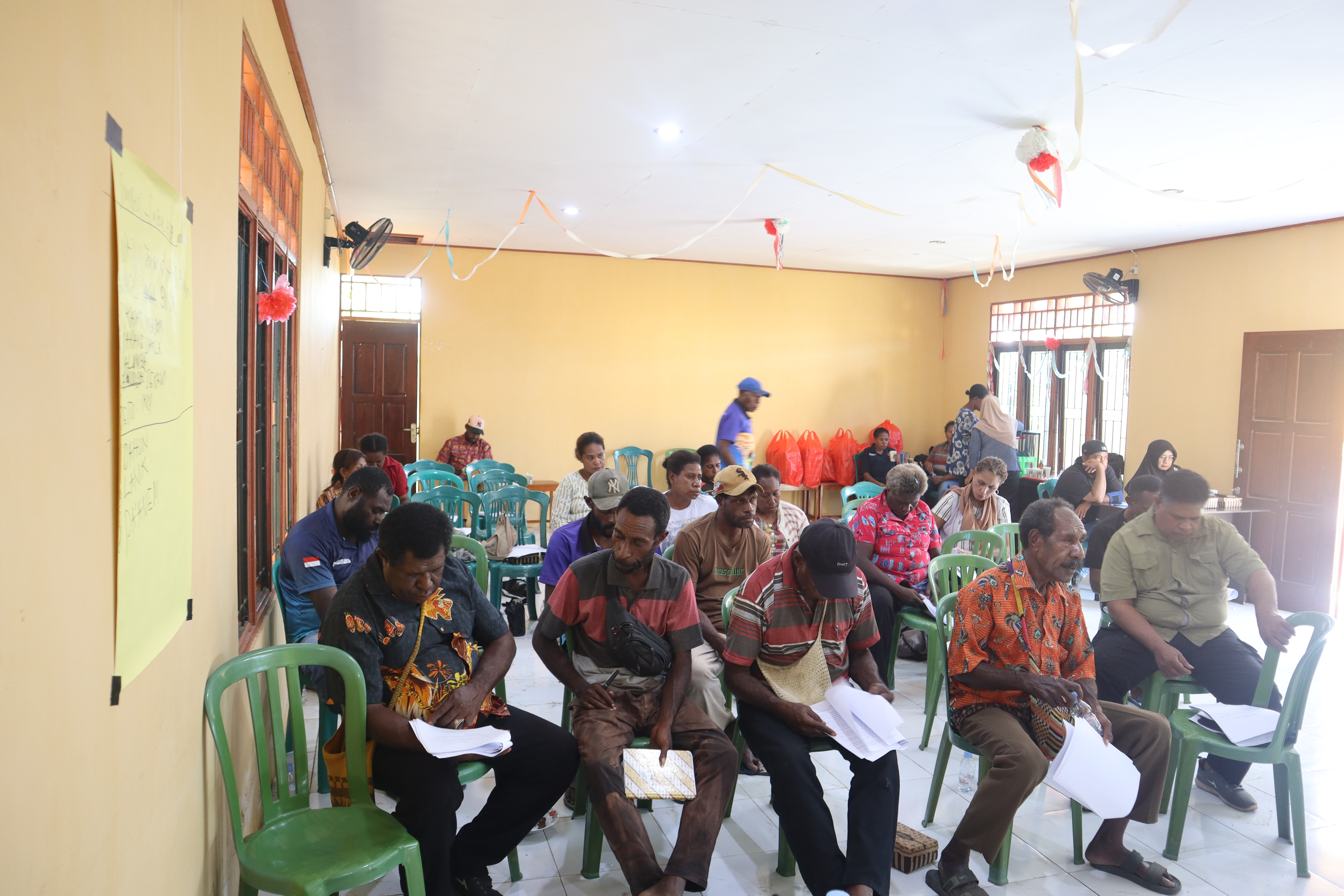 Peserta mengikuti rangkaian lokakarya dengan terlibat dalam diskusi, pencatatan, dan penelaahan materi yang telah disampaikan. Suasana ini mencerminkan partisipasi aktif masyarakat adat dalam proses pembelajaran dan penyusunan berbagai masukan sebagai bagian dari upaya penguatan kelembagaan adat dan peradilan adat secara bersama-sama.