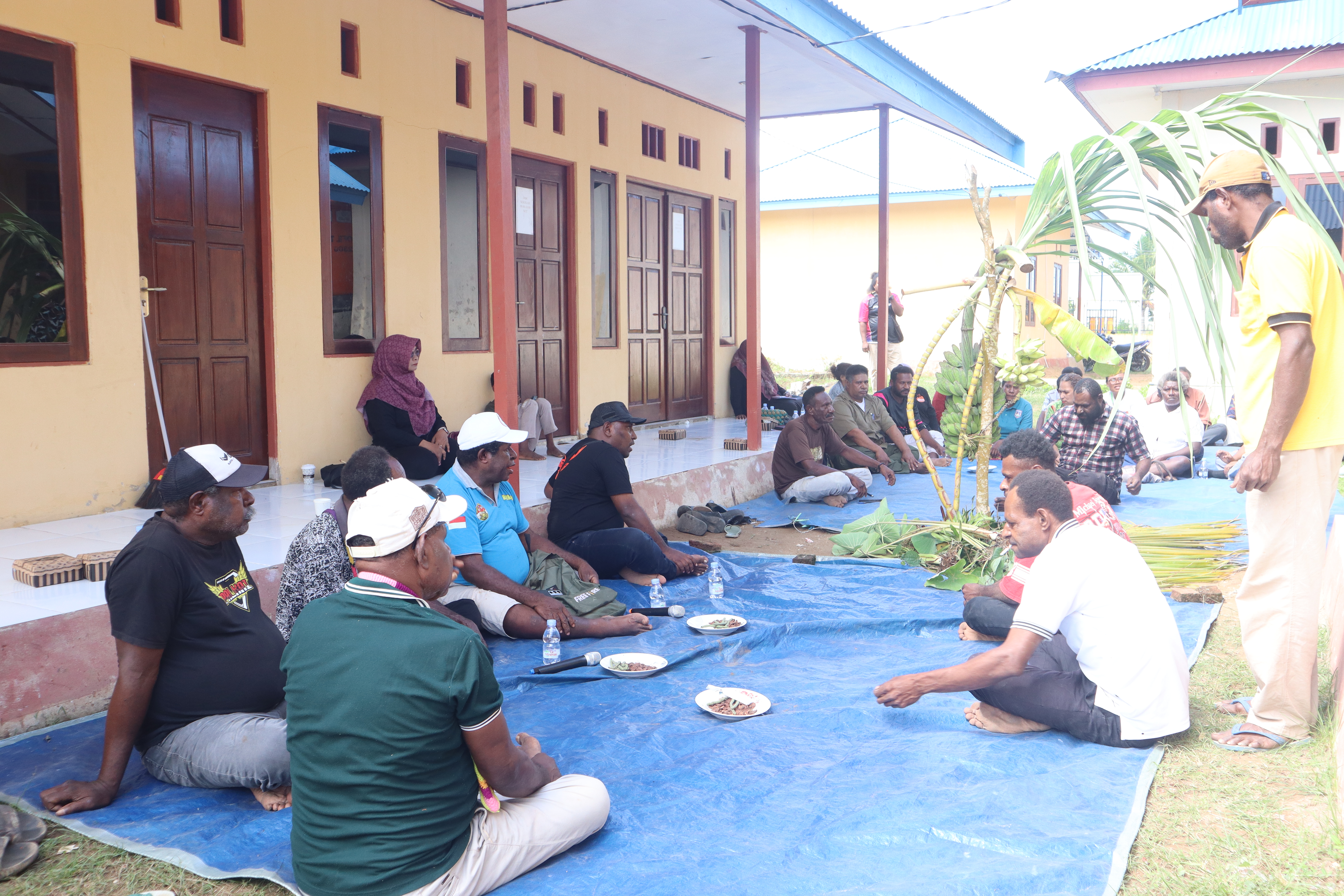 Peserta mengikuti simulasi peradilan adat sebagai bagian dari rangkaian Lokakarya Penguatan Kelembagaan Adat dan Peradilan Adat Suku Malind Imbuti. Simulasi ini menjadi media pembelajaran untuk mempraktikkan tahapan penyelesaian perkara menurut mekanisme adat serta memperkuat pemahaman peserta terhadap peran dan fungsi peradilan adat dalam penyelesaian sengketa secara musyawarah.
