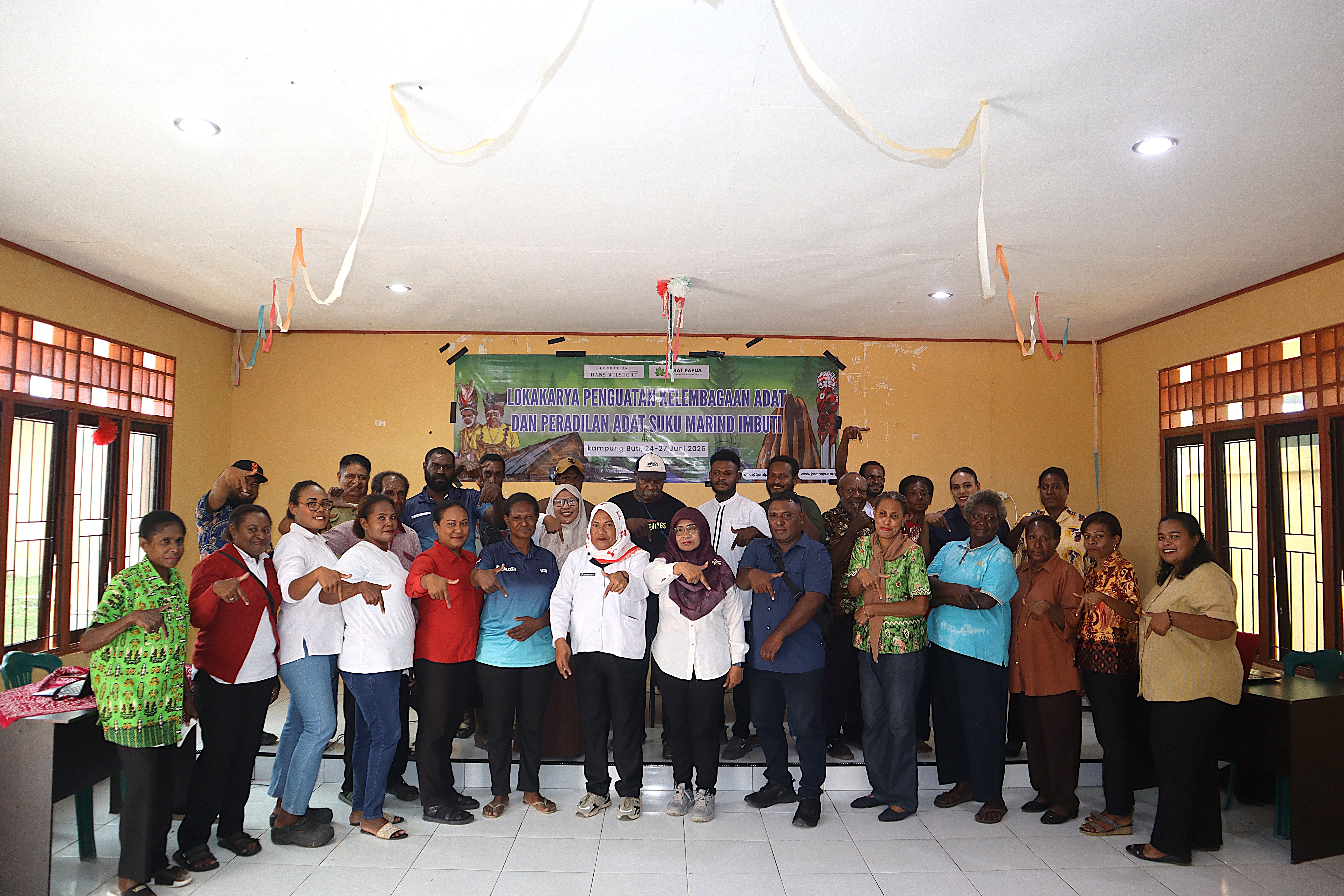 Foto bersama peserta, tokoh adat, perwakilan masyarakat, pemerintah kampung, dan tim JERAT Papua usai salah satu rangkaian Lokakarya Penguatan Kelembagaan Adat dan Peradilan Adat Suku Malind Imbuti di Kampung Buti, Kabupaten Merauke. Dokumentasi ini mencerminkan semangat kolaborasi dan komitmen bersama dalam memperkuat kelembagaan adat serta mendukung pelestarian nilai-nilai adat secara partisipatif.