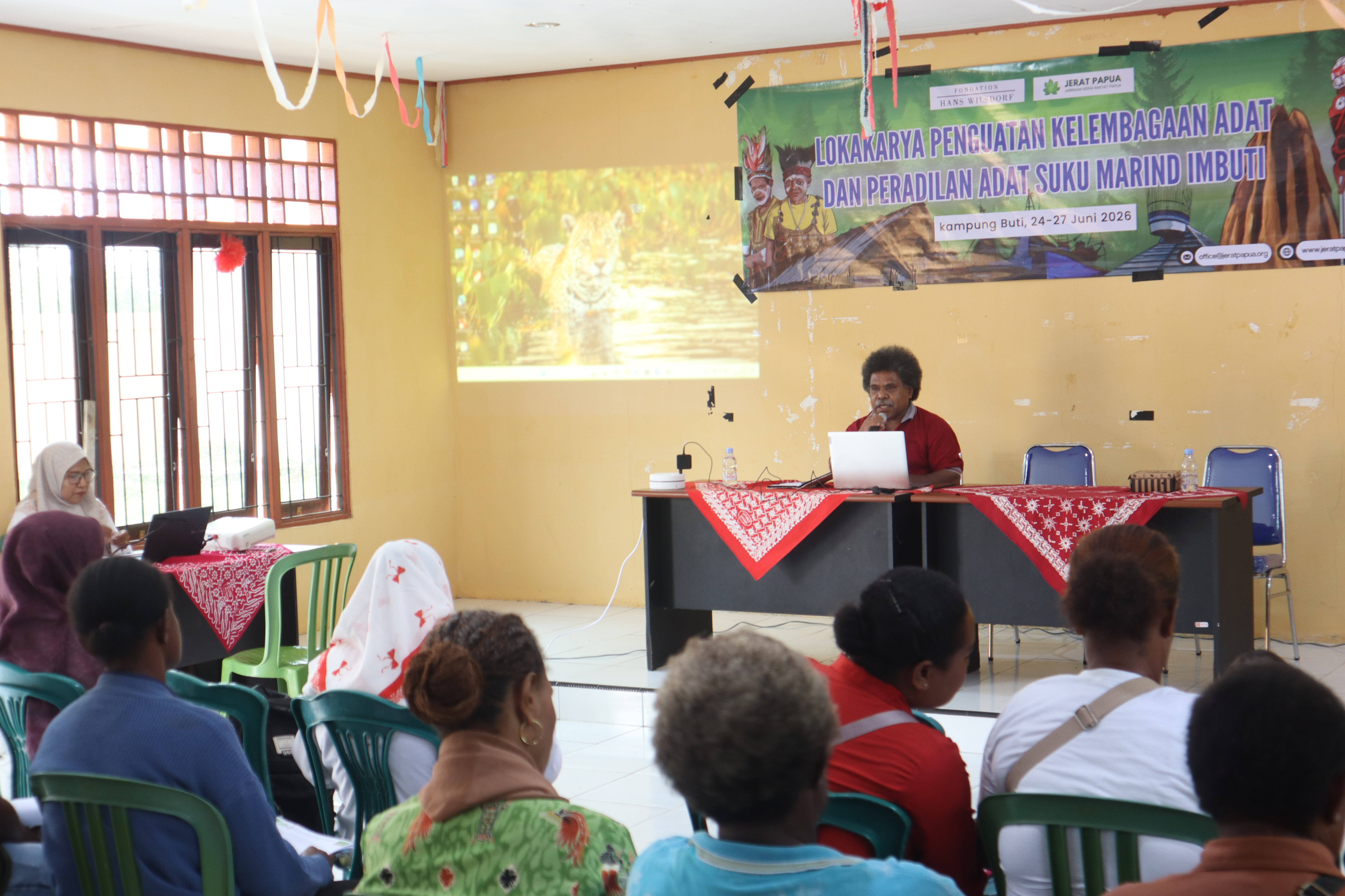 Peserta mengikuti sesi penyampaian materi dalam Lokakarya Penguatan Kelembagaan Adat dan Peradilan Adat Suku Malind Imbuti. Melalui sesi ini, peserta berdiskusi, berbagi pengalaman, dan memperdalam pemahaman mengenai penguatan kelembagaan adat serta peran masyarakat adat dalam menjaga tata kelola dan nilai-nilai adat di wilayahnya.