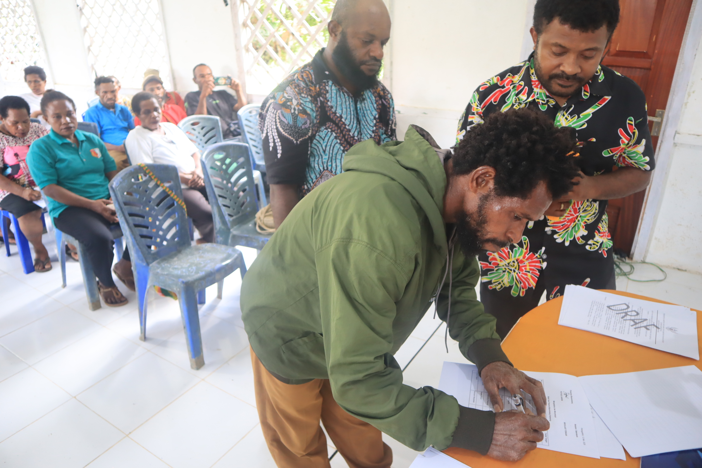 Seluruh pihak menandatangani enam Berita Acara Konsultasi Publik yang meliputi berbagai tahapan penyusunan PERKAM, mulai dari identifikasi kebutuhan, pembentukan tim penyusun, pembahasan bersama Bamuskam, hingga persetujuan rancangan PERKAM.