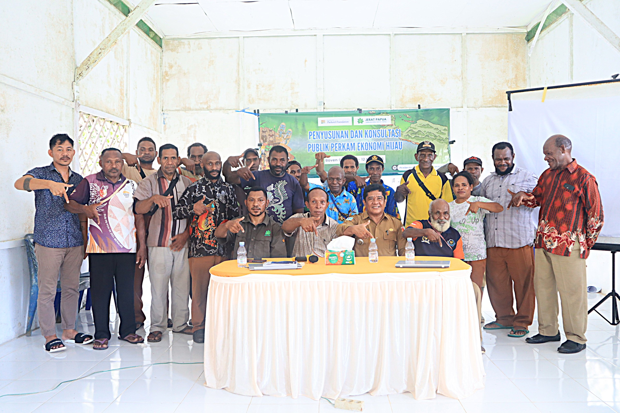 Foto bersama peserta kegiatan Penyusunan dan Konsultasi Publik PERKAM Ekonomi Hijau di Kampung Awayanka dan Wanggatkibi.