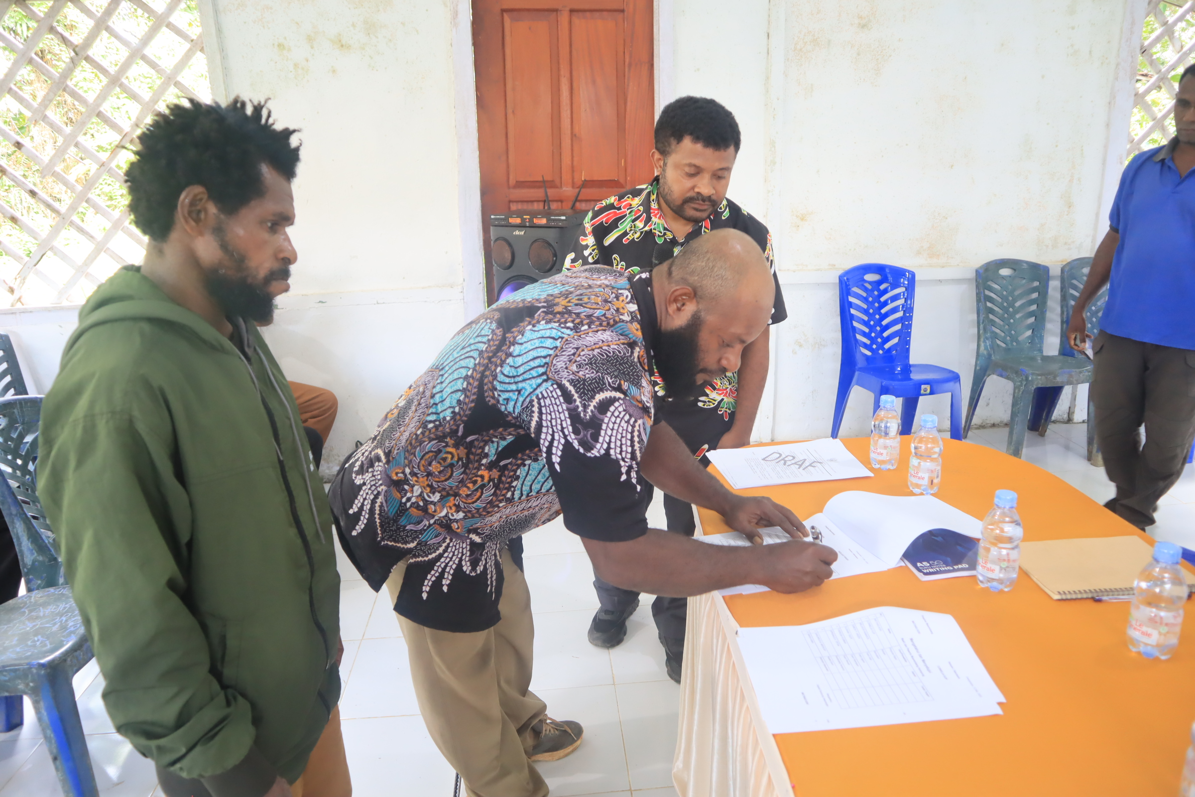 Seluruh pihak menandatangani enam Berita Acara Konsultasi Publik yang meliputi berbagai tahapan penyusunan PERKAM, mulai dari identifikasi kebutuhan, pembentukan tim penyusun, pembahasan bersama Bamuskam, hingga persetujuan rancangan PERKAM.