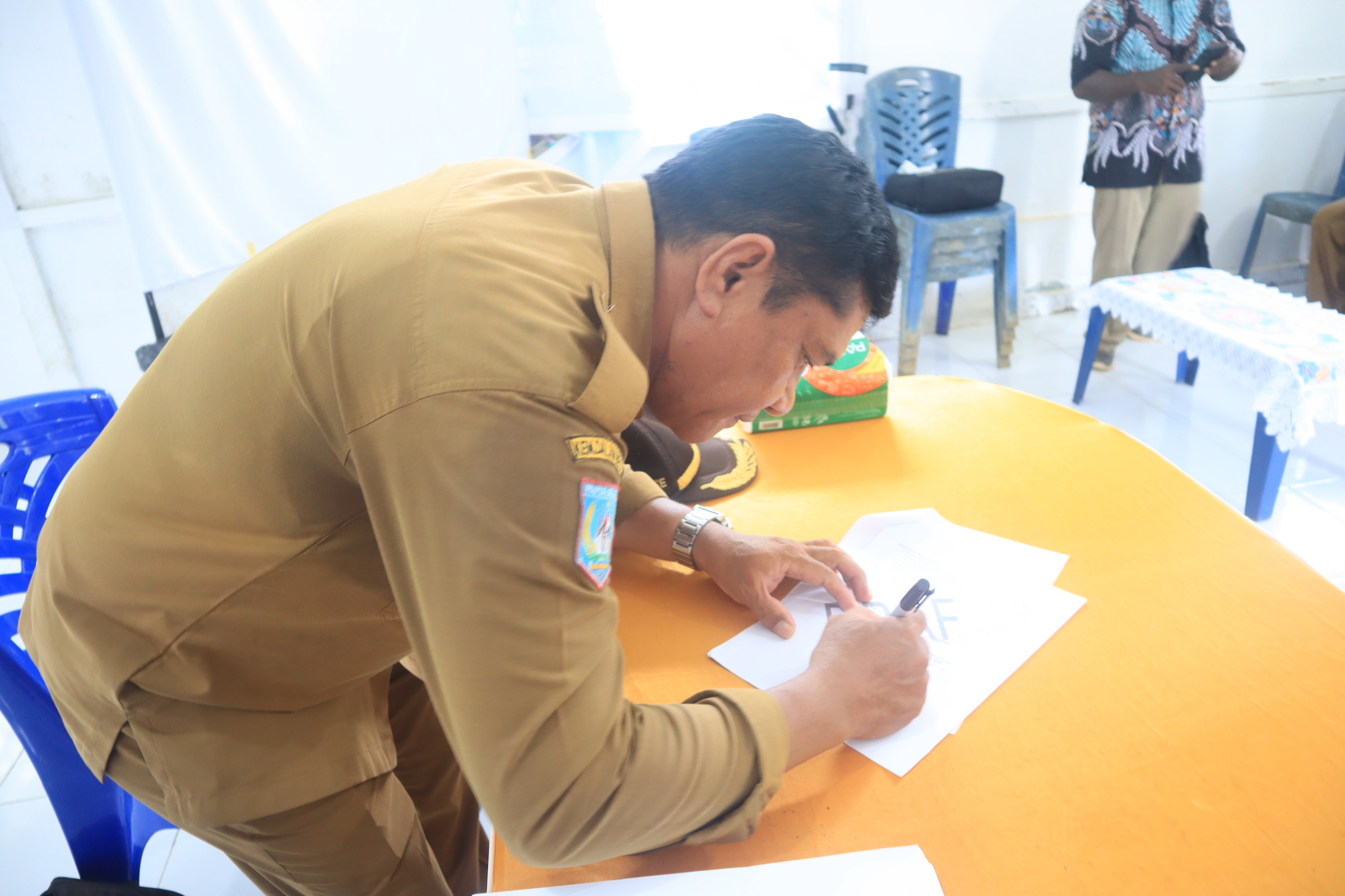 Seluruh pihak menandatangani enam Berita Acara Konsultasi Publik yang meliputi berbagai tahapan penyusunan PERKAM, mulai dari identifikasi kebutuhan, pembentukan tim penyusun, pembahasan bersama Bamuskam, hingga persetujuan rancangan PERKAM.