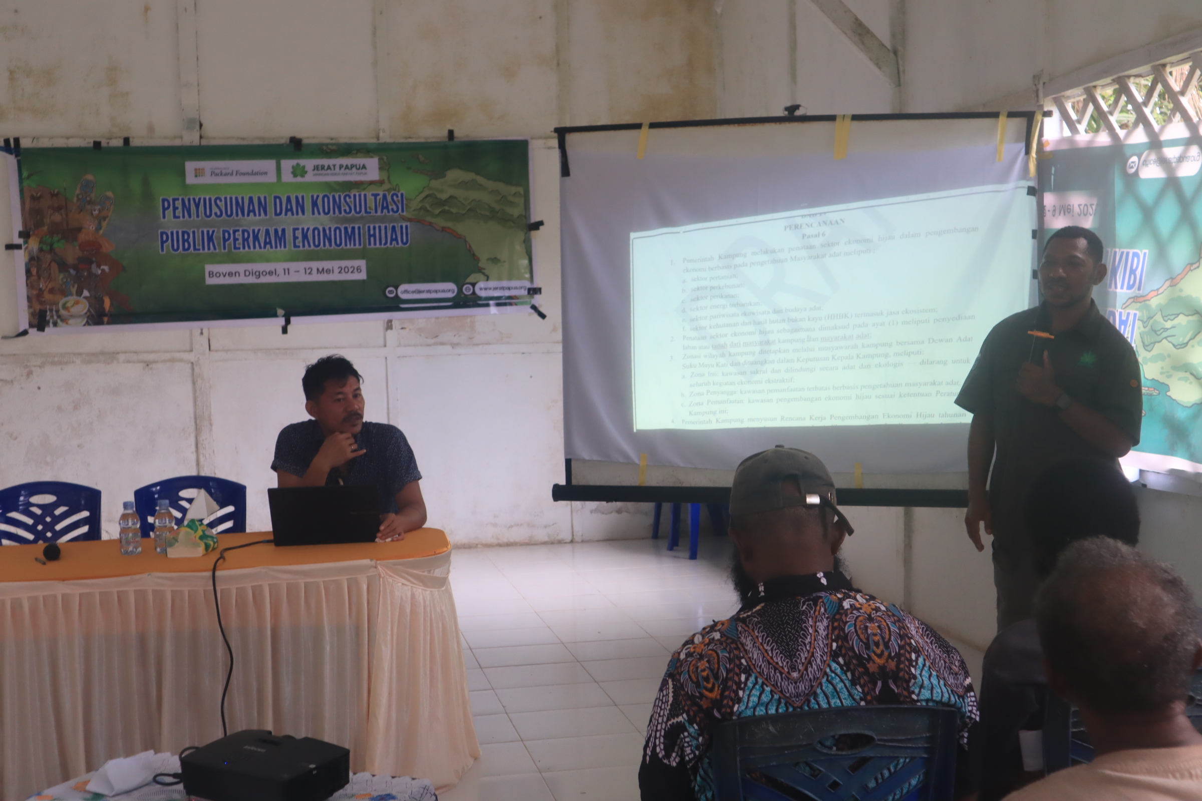 Penyusunan draft PERKAM Ekonomi Hijau bersama peserta kegiatan.