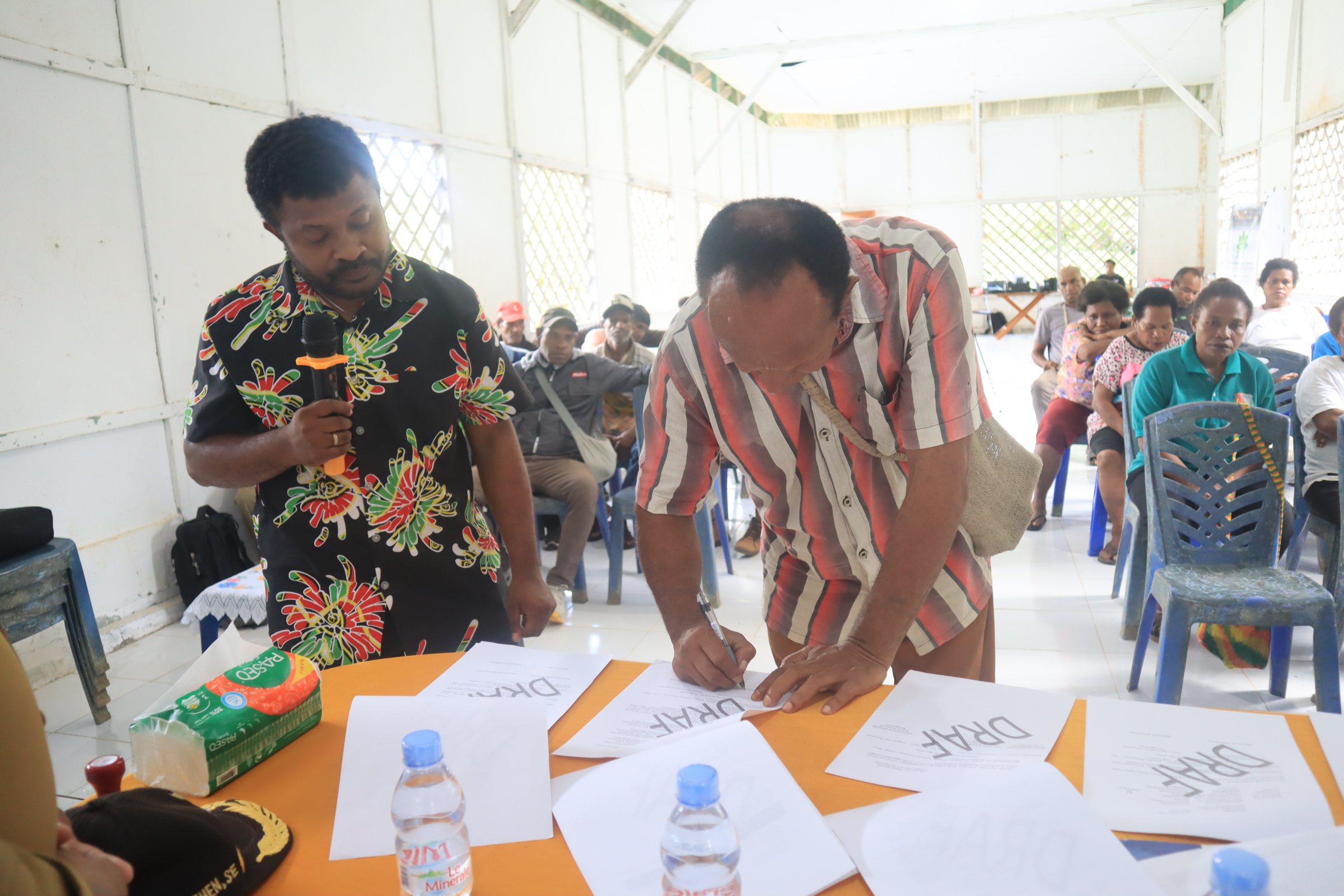 Seluruh pihak menandatangani enam Berita Acara Konsultasi Publik yang meliputi berbagai tahapan penyusunan PERKAM, mulai dari identifikasi kebutuhan, pembentukan tim penyusun, pembahasan bersama Bamuskam, hingga persetujuan rancangan PERKAM.