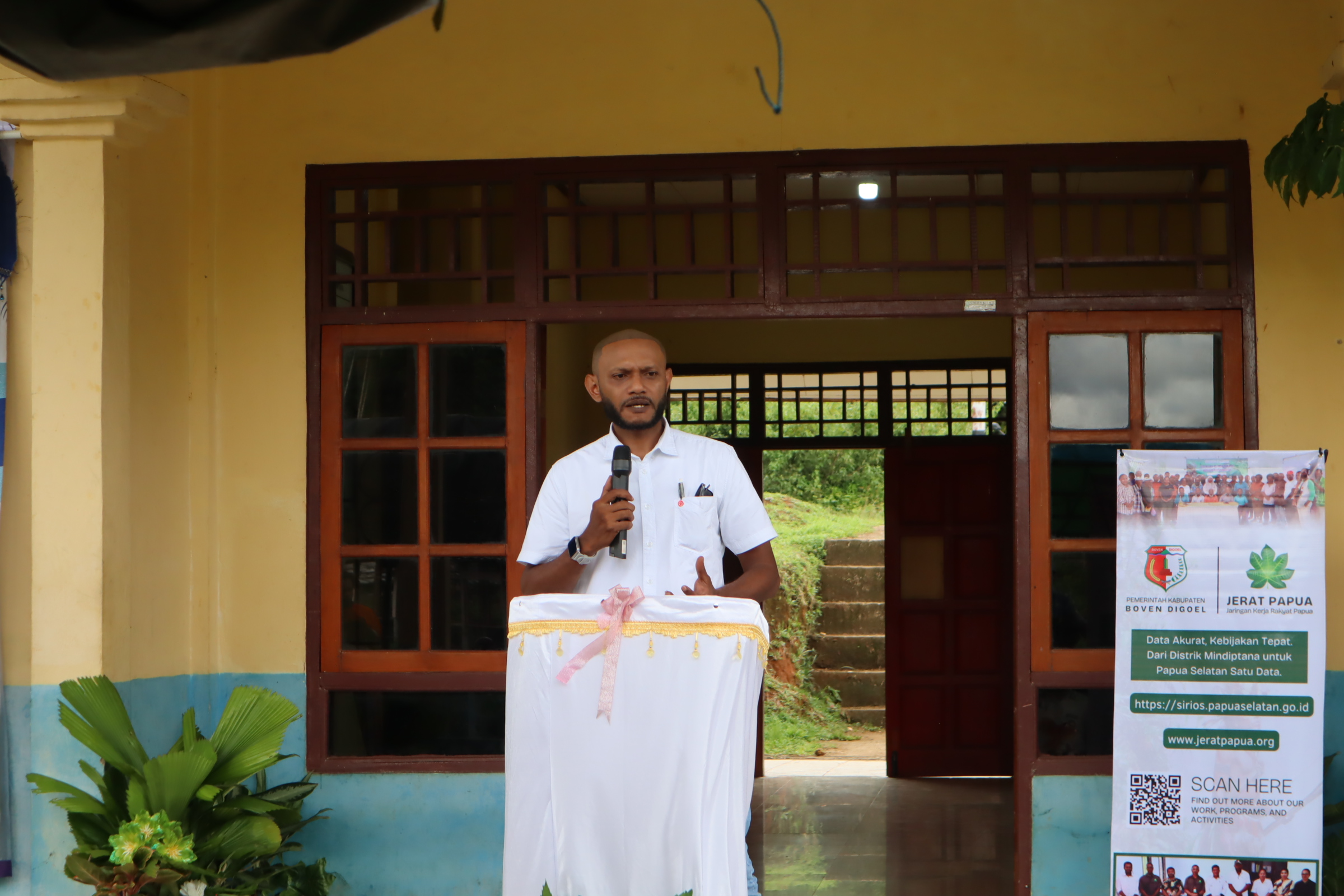 Sambutan Direktur JERAT Papua, Bapak Jimmy Biay, dalam kegiatan Peluncuran Distrik Mindiptana Satu Data SIRIOS di Papua Selatan.
