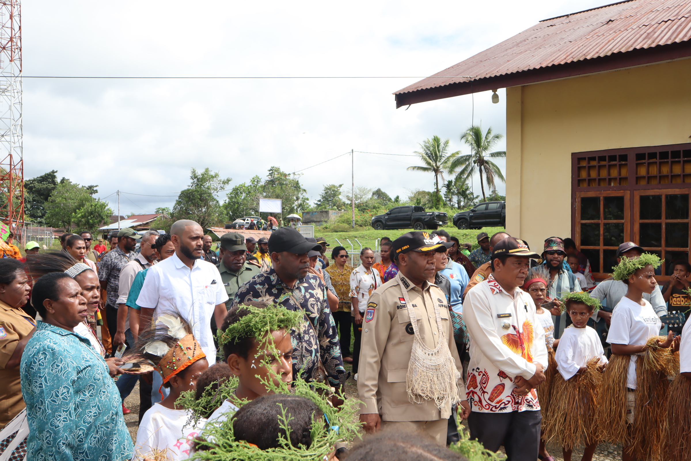 Penyambutan Bupati Kabupaten Boven Digoel, Bapak Roni Omba, oleh anak-anak Distrik Mindiptana dalam kegiatan Peluncuran Distrik Mindiptana Satu Data SIRIOS di Papua Selatan.
