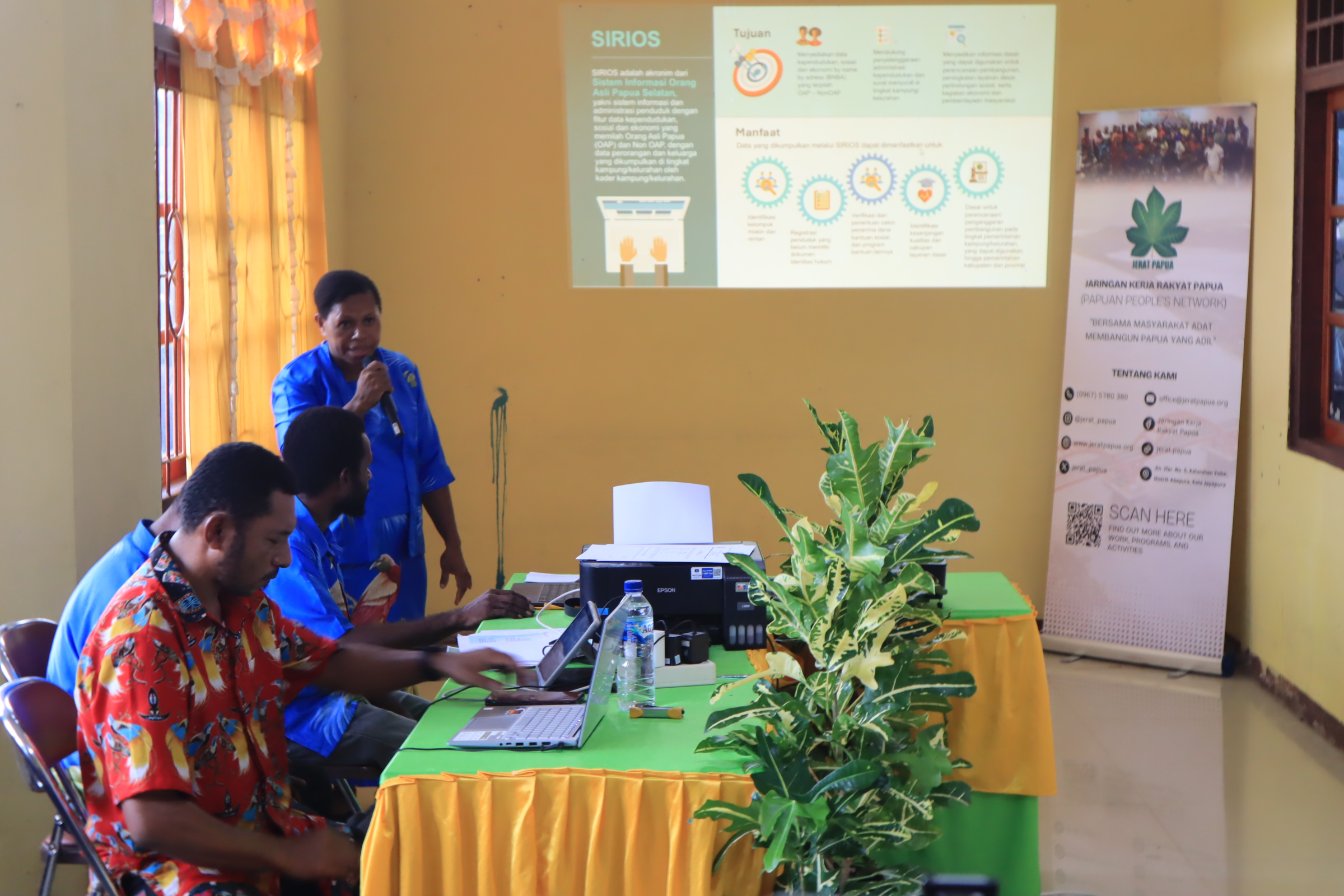 Sesi pemaparan materi oleh kader-kader kampung SIRIOS se-Distrik Mindiptana dalam kegiatan Peluncuran Distrik Mindiptana Satu Data SIRIOS di Papua Selatan.