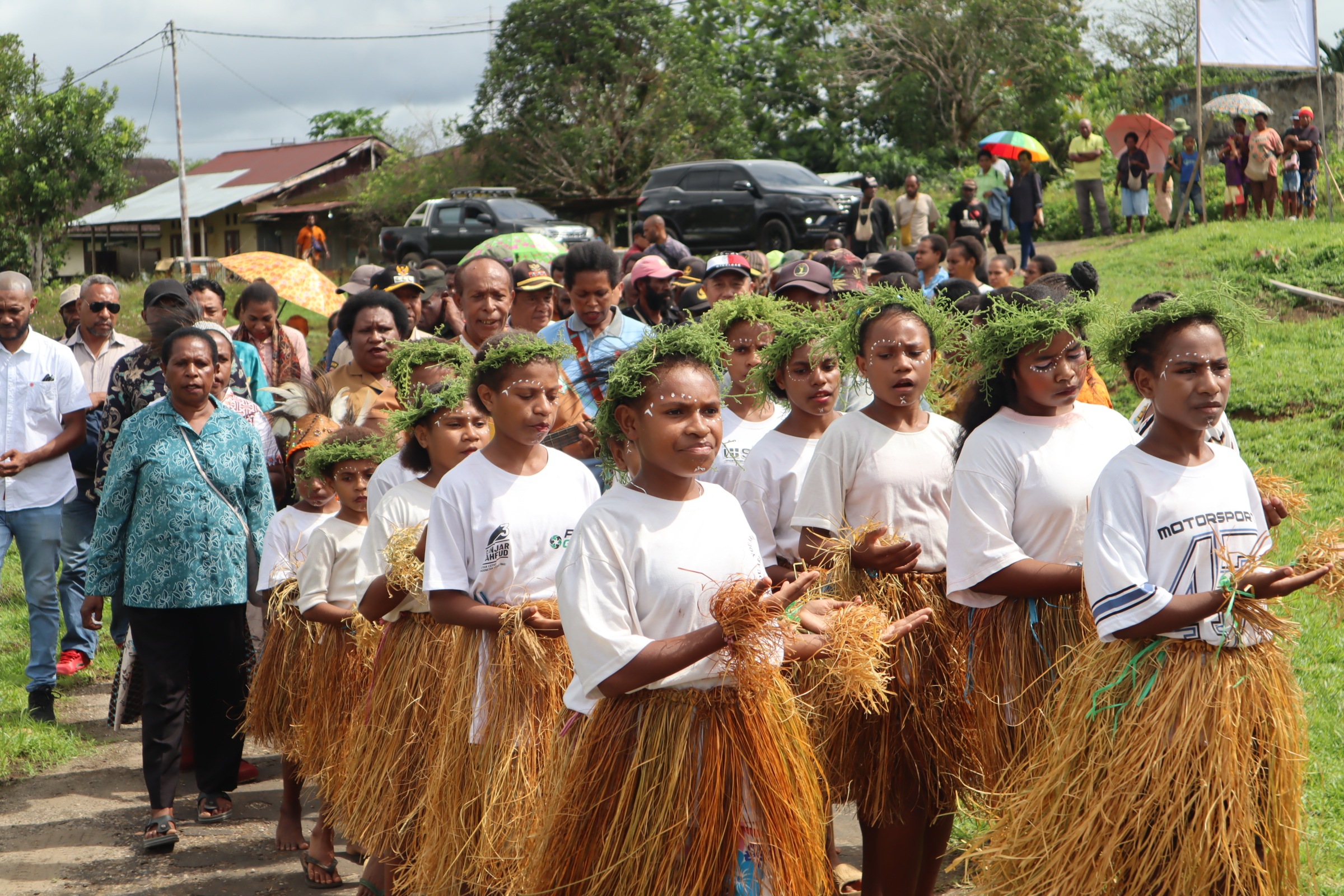 Penyambutan Bupati Kabupaten Boven Digoel, Bapak Roni Omba, oleh anak-anak Distrik Mindiptana dalam kegiatan Peluncuran Distrik Mindiptana Satu Data SIRIOS di Papua Selatan.