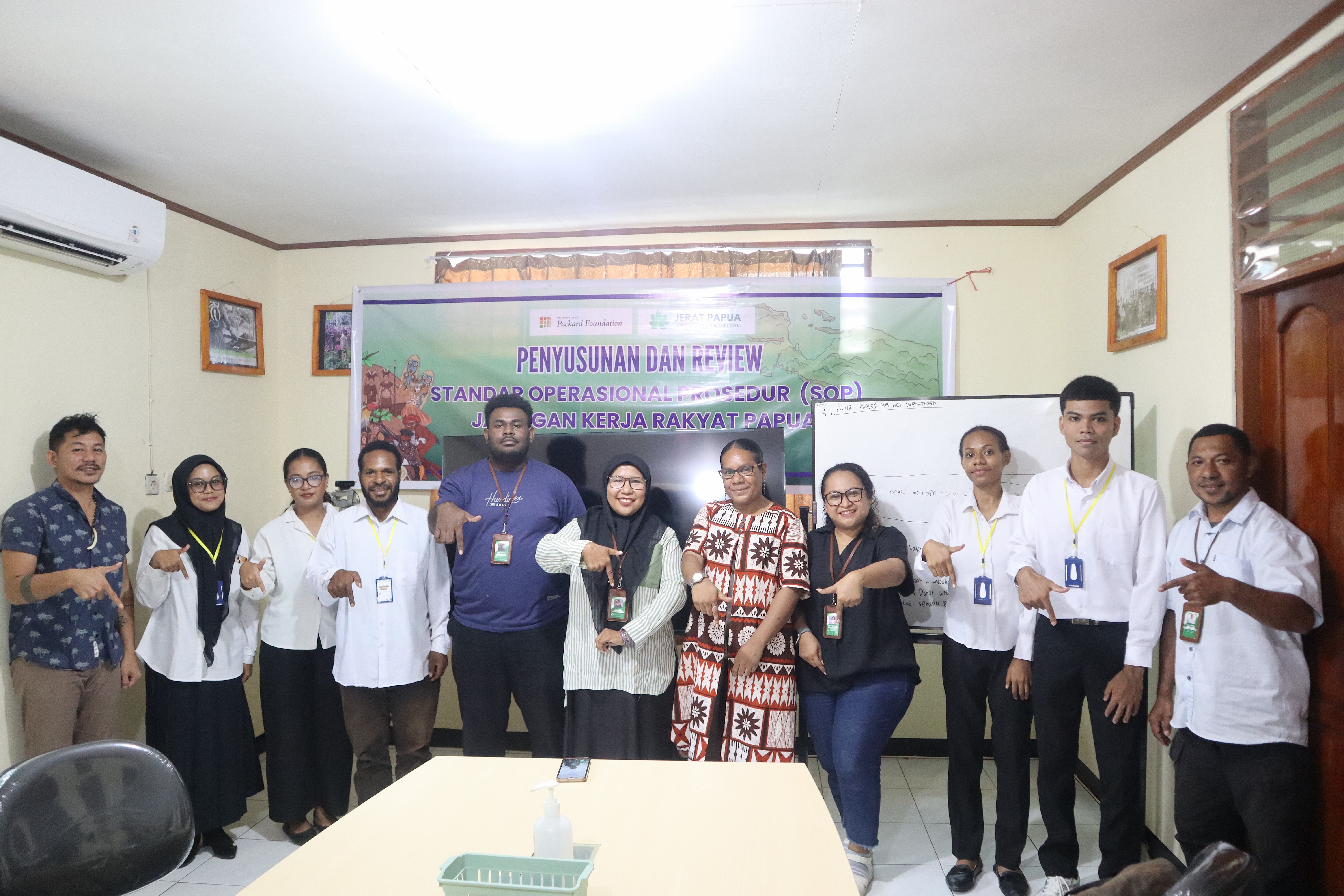 Foto bersama mahasiswa magang, dosen pembimbing, dan tim JERAT Papua setelah kegiatan penerimaan dan orientasi program magang.