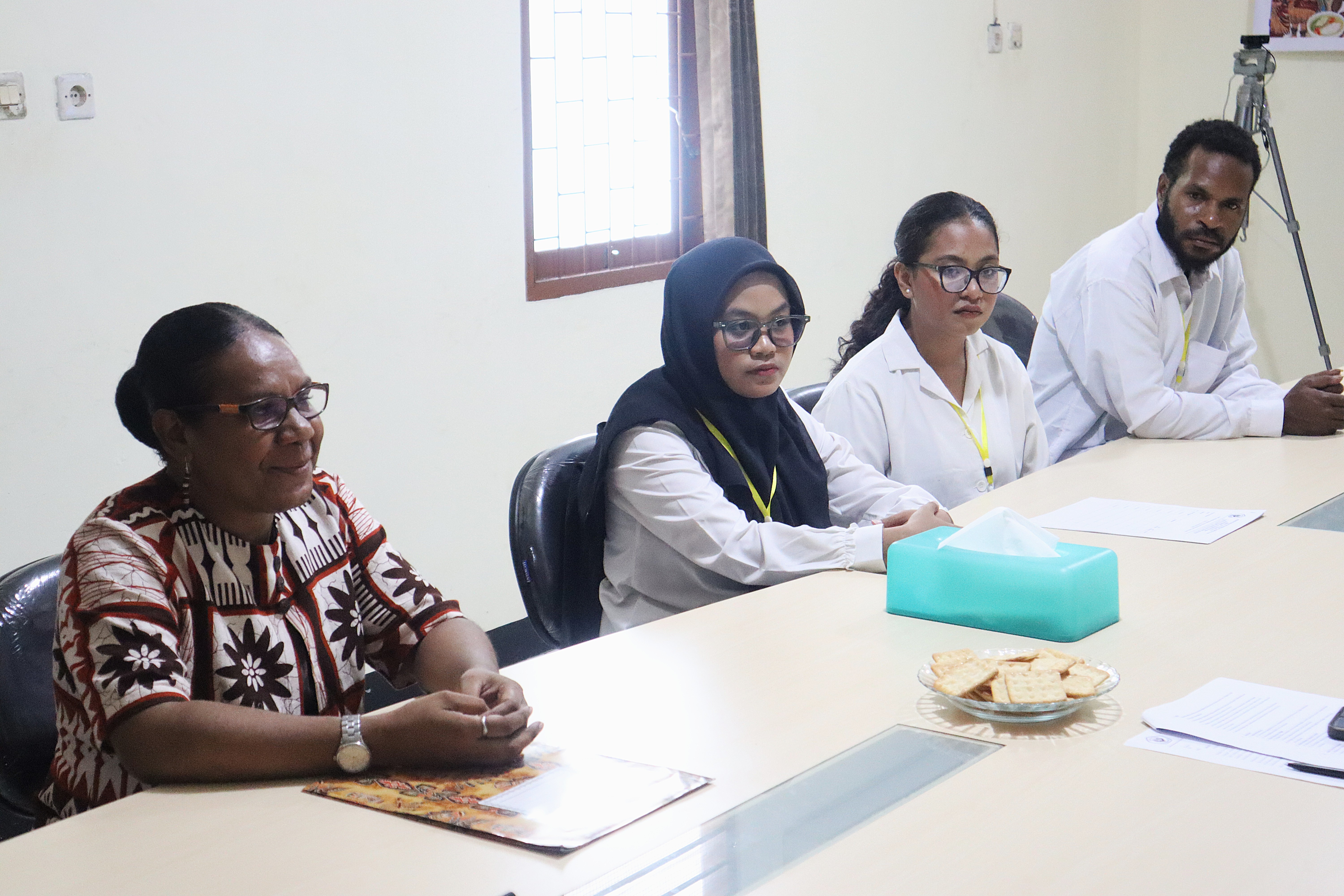 Ibu Lea Yarona menyampaikan terima kasih kepada JERAT Papua atas kesediaannya menerima mahasiswa magang dan berharap kegiatan ini dapat memberikan pengalaman serta manfaat bagi mahasiswa selama menjalani program magang.