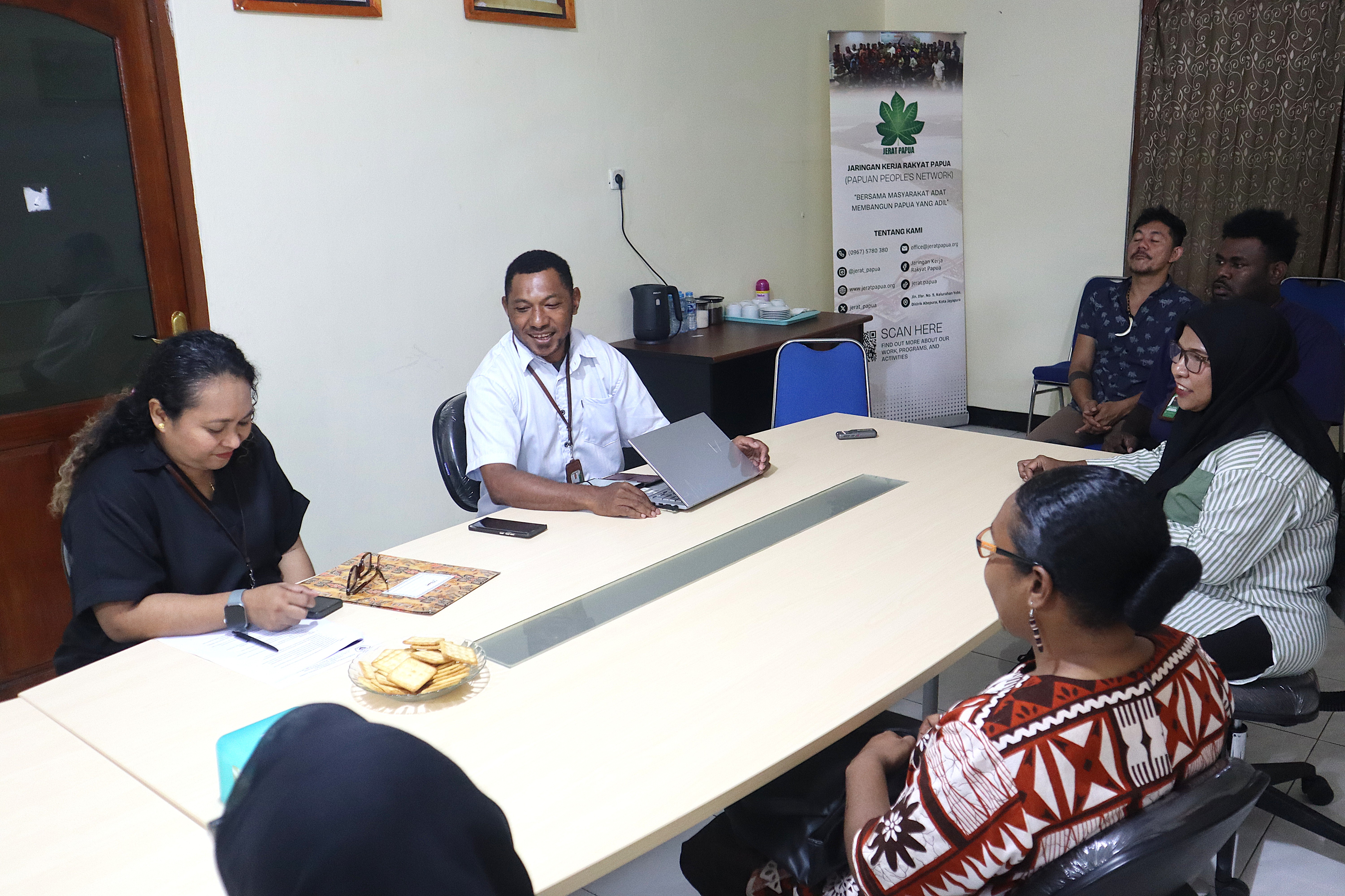 Dalam sambutannya, Kepala Departemen Pengembangan Masyarakat Adat JERAT Papua, Bapak Loth K. Wally, yang mewakili Direktur JERAT Papua, Jimmy Biay, menyampaikan apresiasi atas kepercayaan yang diberikan Universitas Cenderawasih kepada JERAT Papua sebagai mitra pembelajaran bagi mahasiswa.