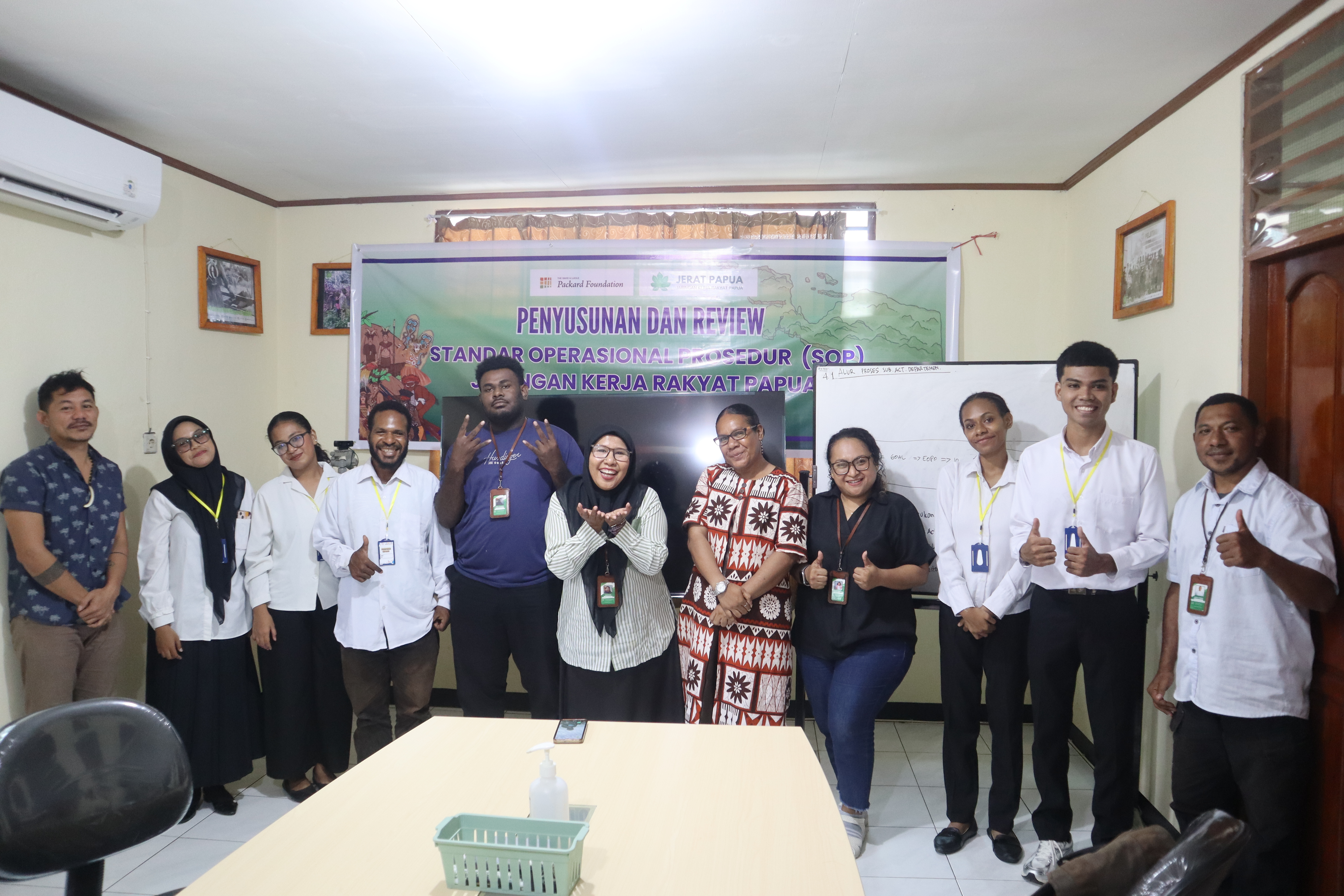 Foto bersama mahasiswa magang, dosen pembimbing, dan tim JERAT Papua setelah kegiatan penerimaan dan orientasi program magang.