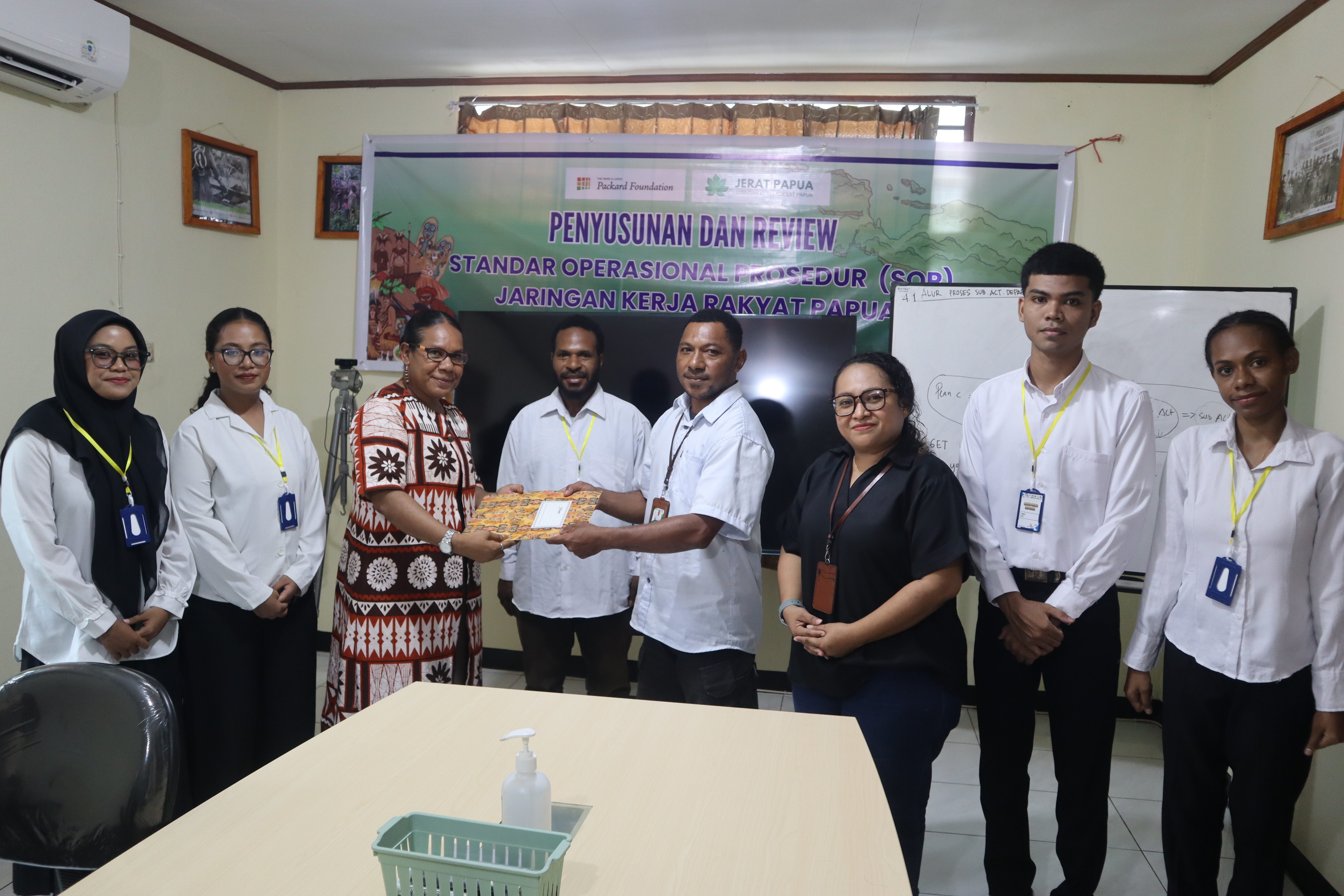 JERAT Papua secara resmi menerima penyerahan lima mahasiswa magang dari dosen pembimbing. Melalui program magang ini, JERAT Papua berkomitmen memberikan ruang belajar dan pengalaman praktis bagi mahasiswa untuk mengembangkan kompetensi, keterampilan profesional, serta pemahaman mengenai dunia kerja dan pemberdayaan masyarakat.