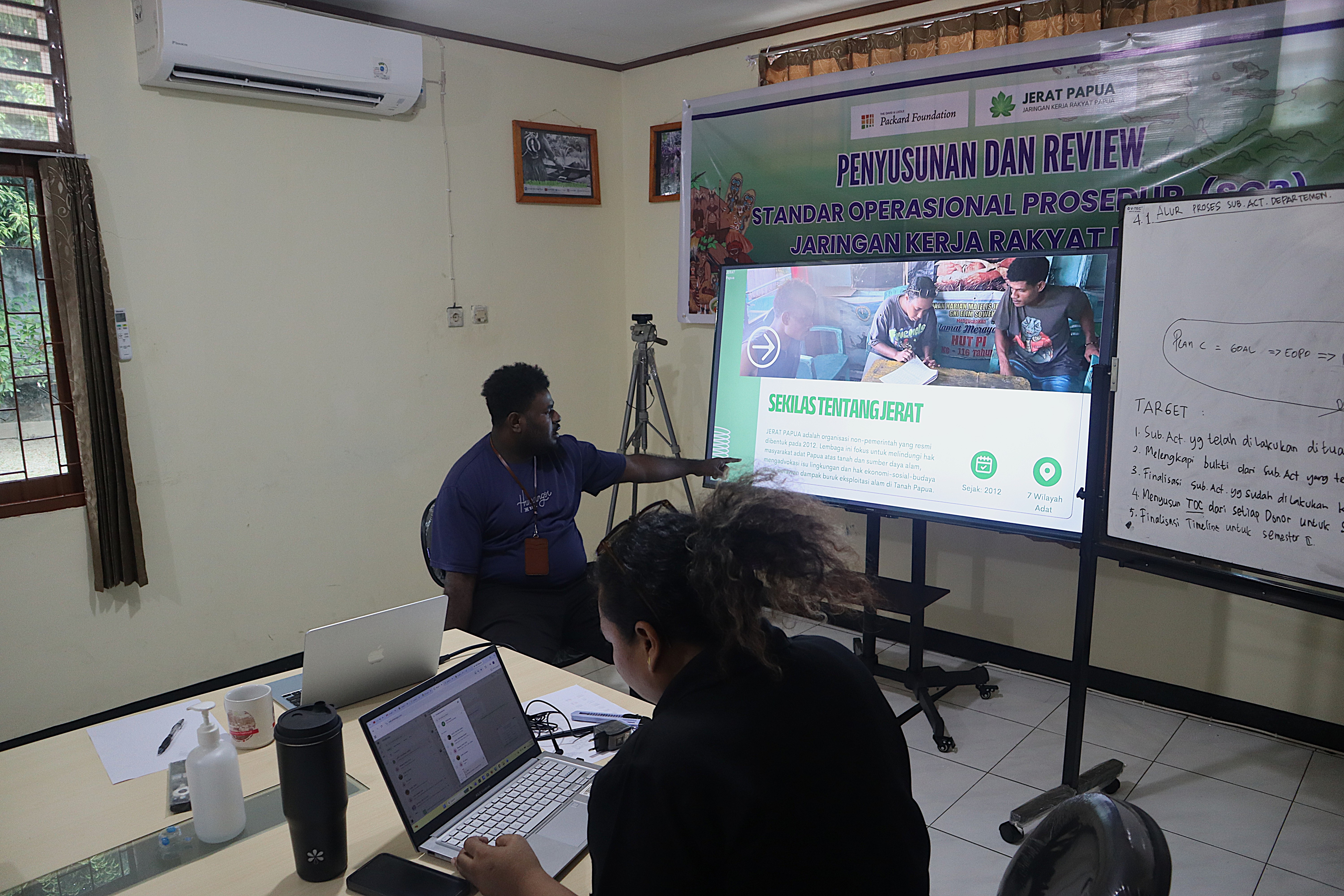 JERAT Papua memperkenalkan berbagai bidang kerja lembaga kepada mahasiswa sebagai bagian dari orientasi awal program magang.