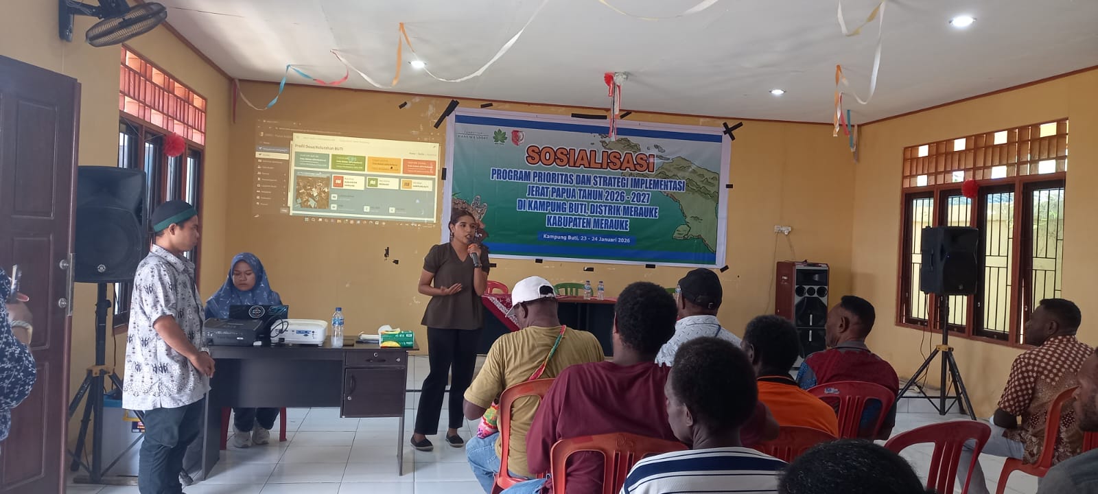 Suasana pemaparan materi dalam Sosialisasi Program Prioritas dan Strategi Implementasi JERAT Papua Tahun 2026–2027. Sesi ini memberikan gambaran mengenai arah program, pendekatan pelaksanaan, dan komitmen JERAT Papua dalam mendukung pembangunan kampung yang partisipatif, inklusif, dan berbasis kebutuhan masyarakat adat.