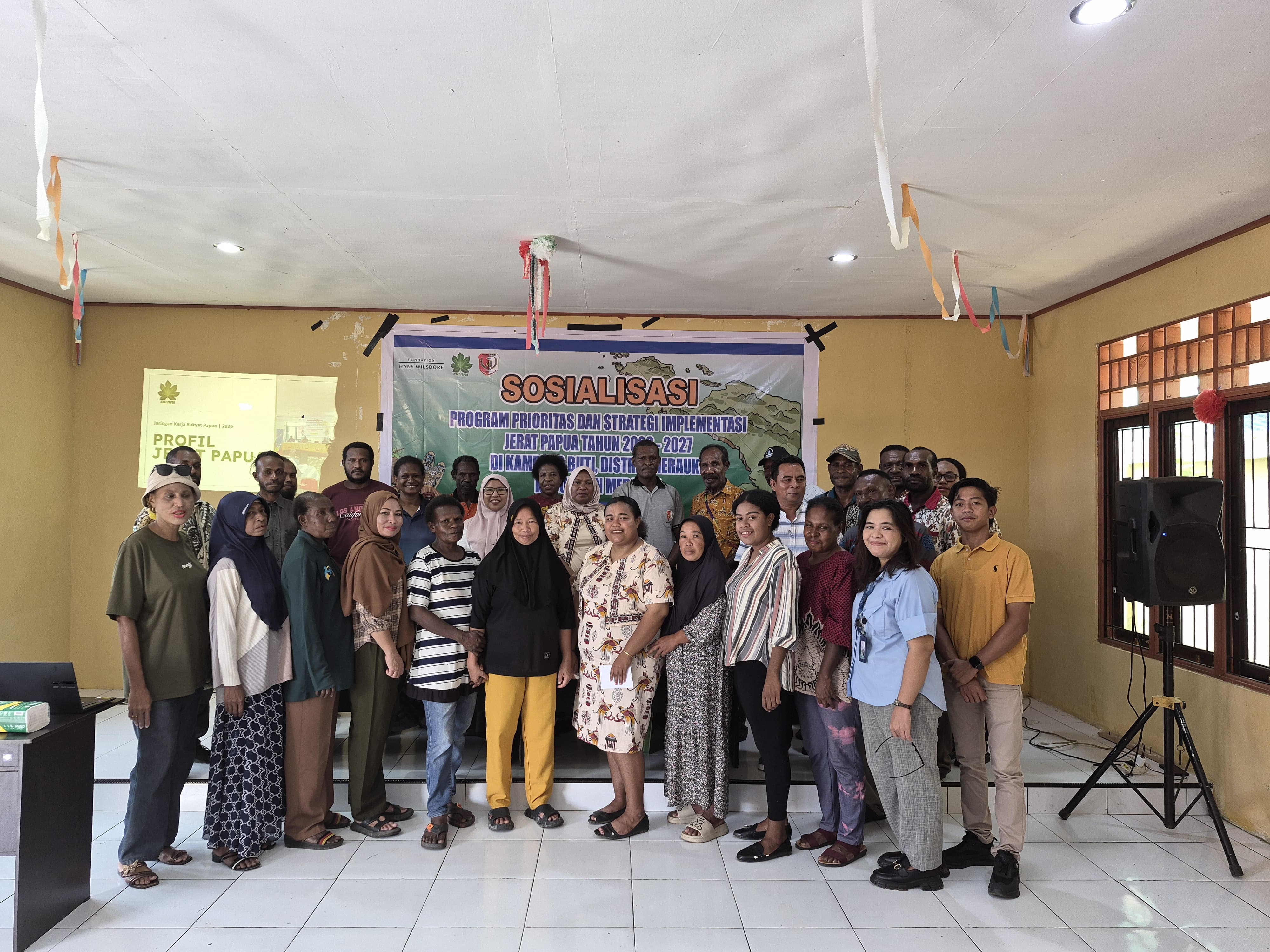 Foto bersama peserta, tokoh adat, perwakilan masyarakat, pemerintah kampung, dan tim JERAT Papua usai salah satu rangkaian Lokakarya Penguatan Kelembagaan Adat dan Peradilan Adat Suku Malind Imbuti di Kampung Buti, Kabupaten Merauke. Dokumentasi ini mencerminkan semangat kolaborasi dan komitmen bersama dalam memperkuat kelembagaan adat serta mendukung pelestarian nilai-nilai adat secara partisipatif.